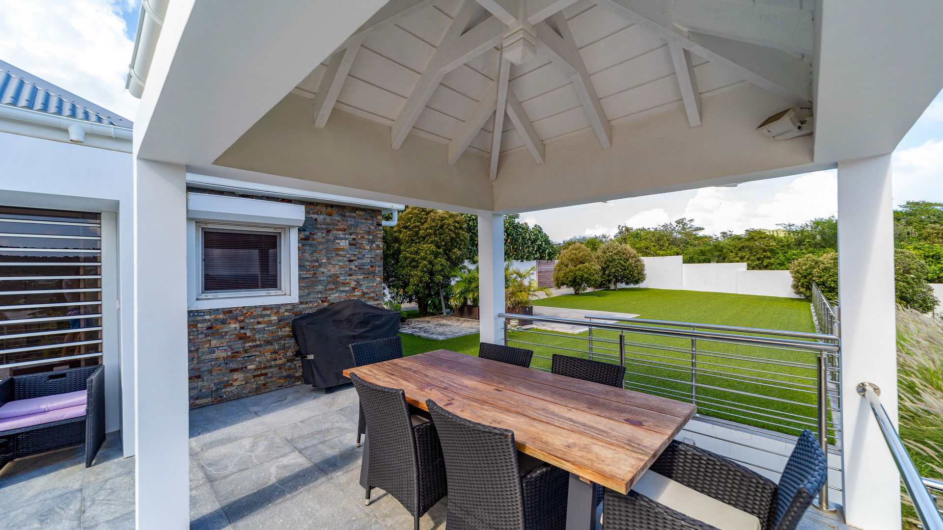 KITCHEN & DINING AREA