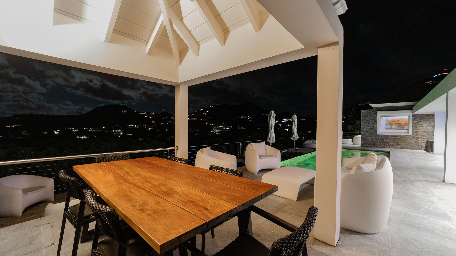 KITCHEN & DINING AREA