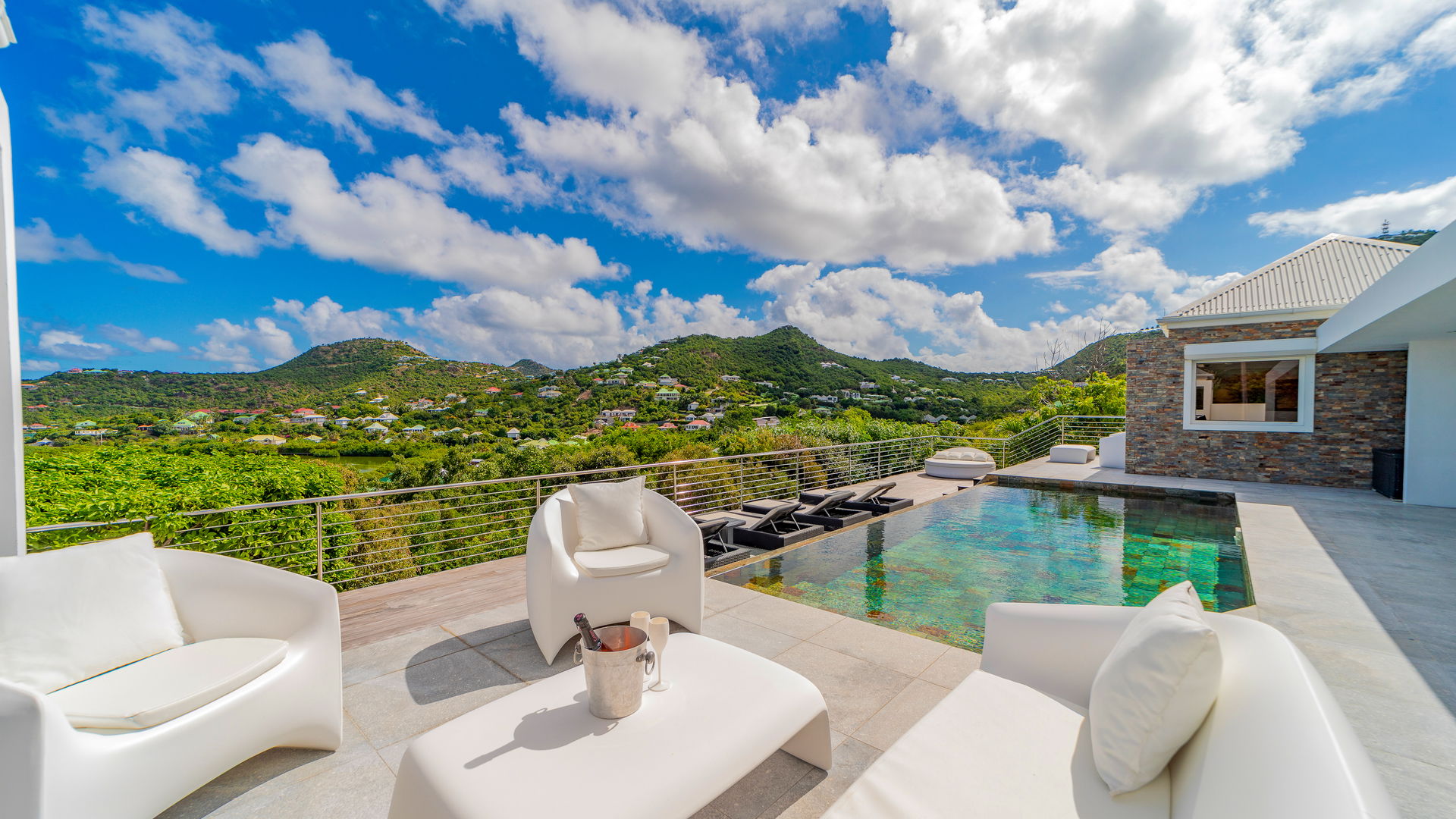 POOL & TERRACE