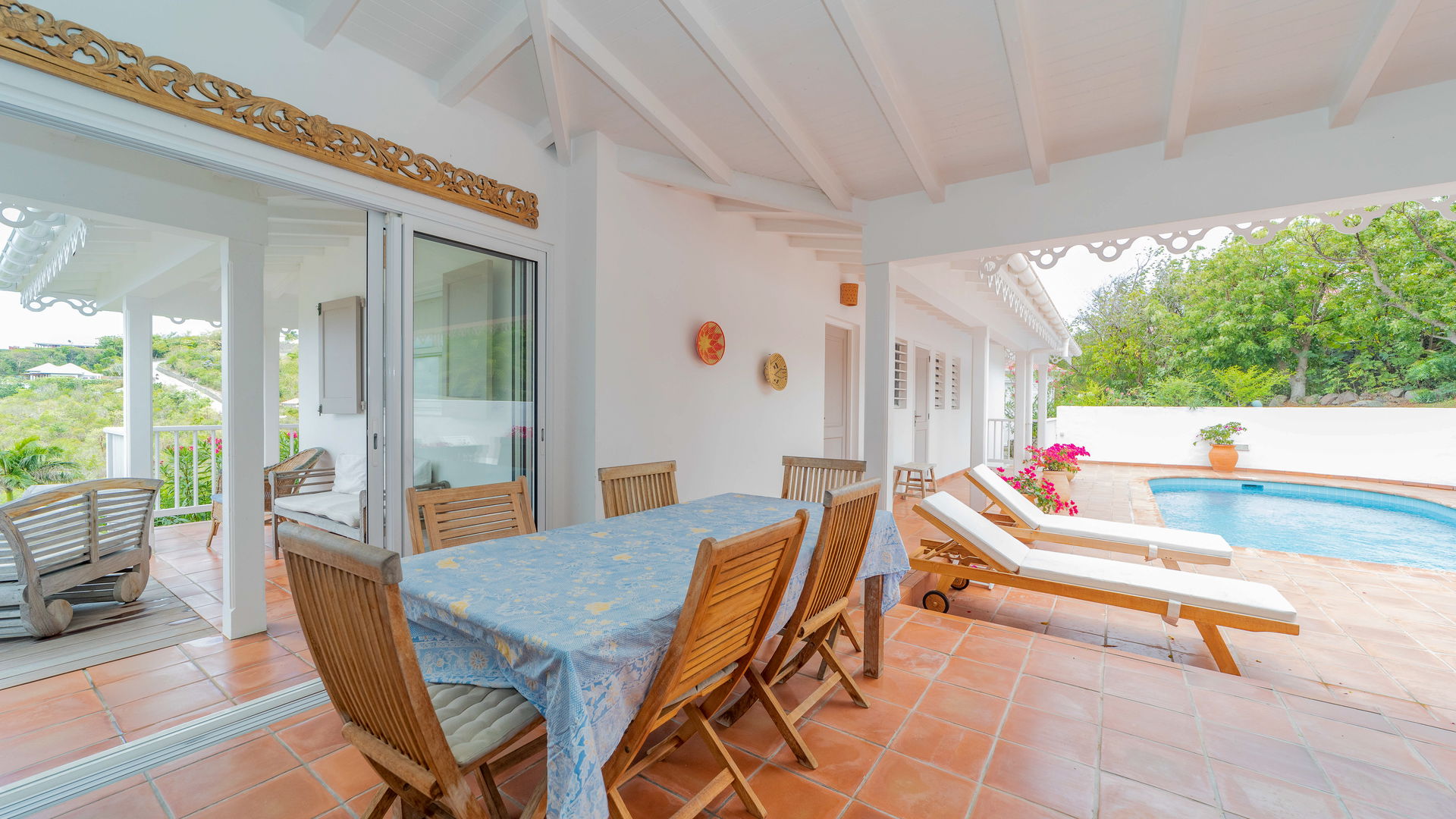 KITCHEN & DINING AREA