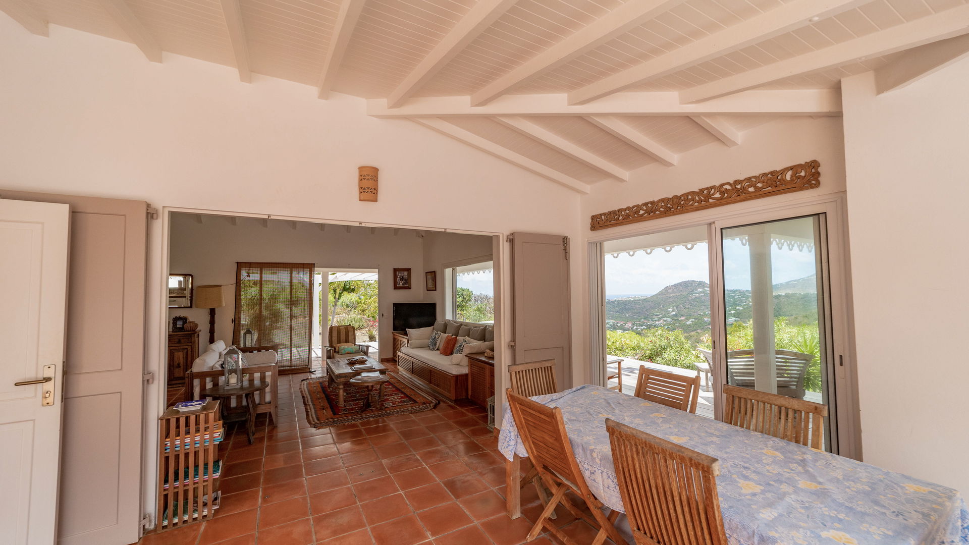 KITCHEN & DINING AREA