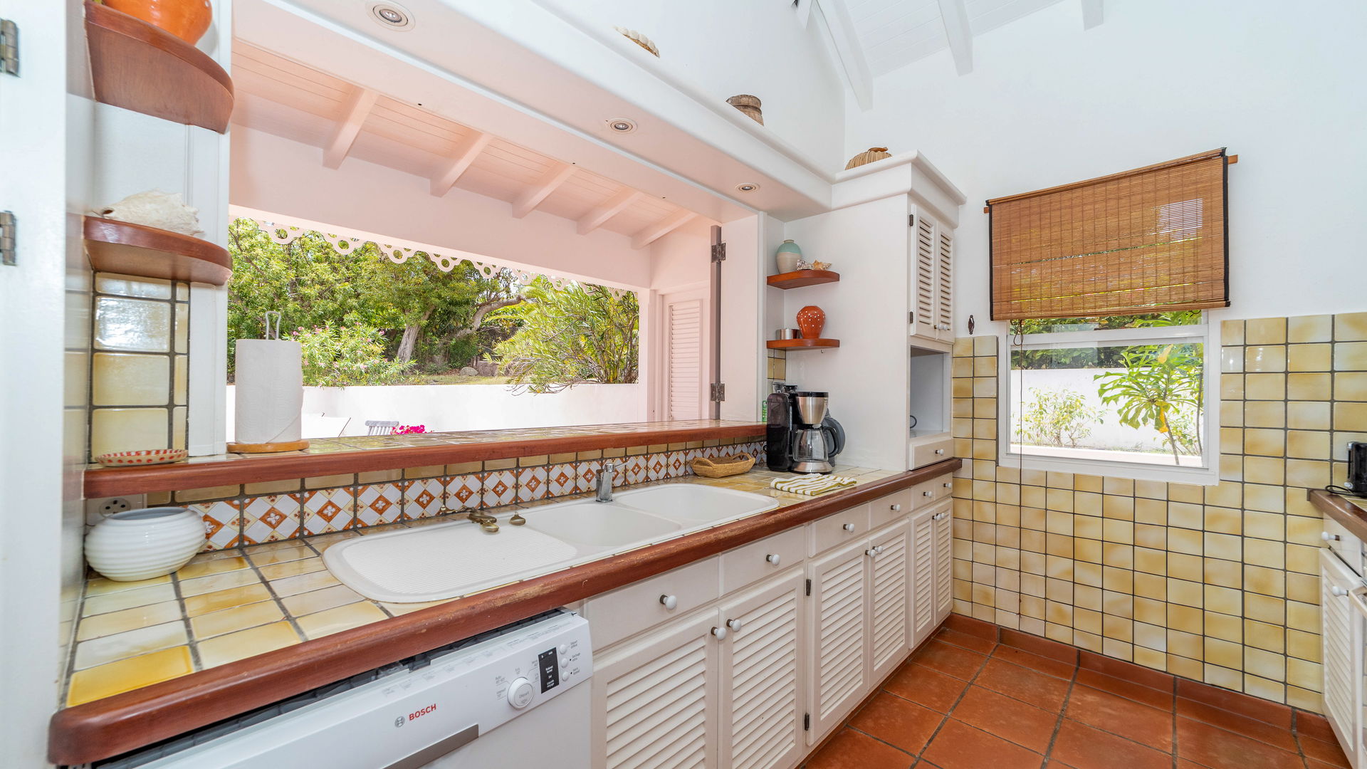 KITCHEN & DINING AREA