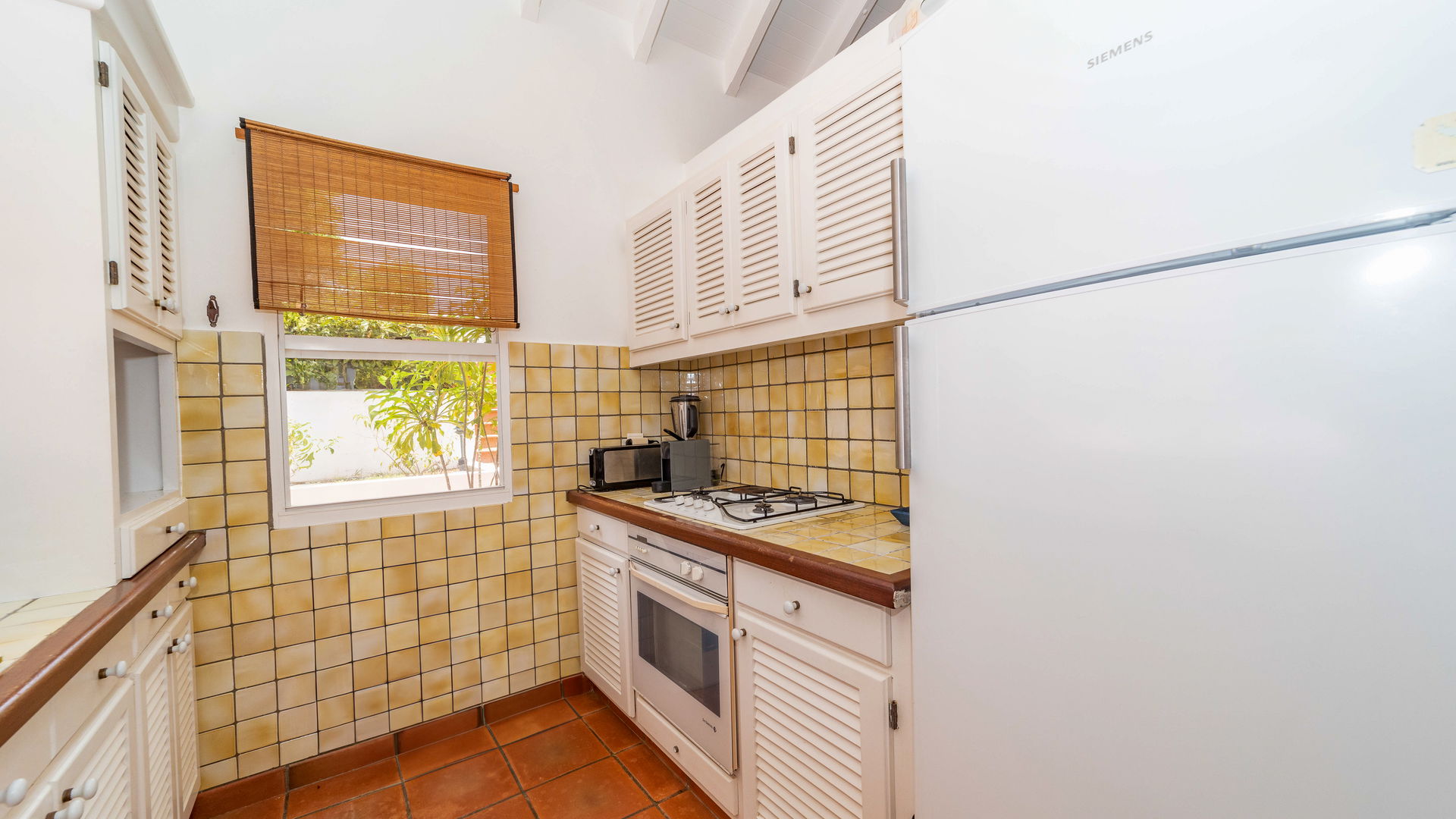 KITCHEN & DINING AREA