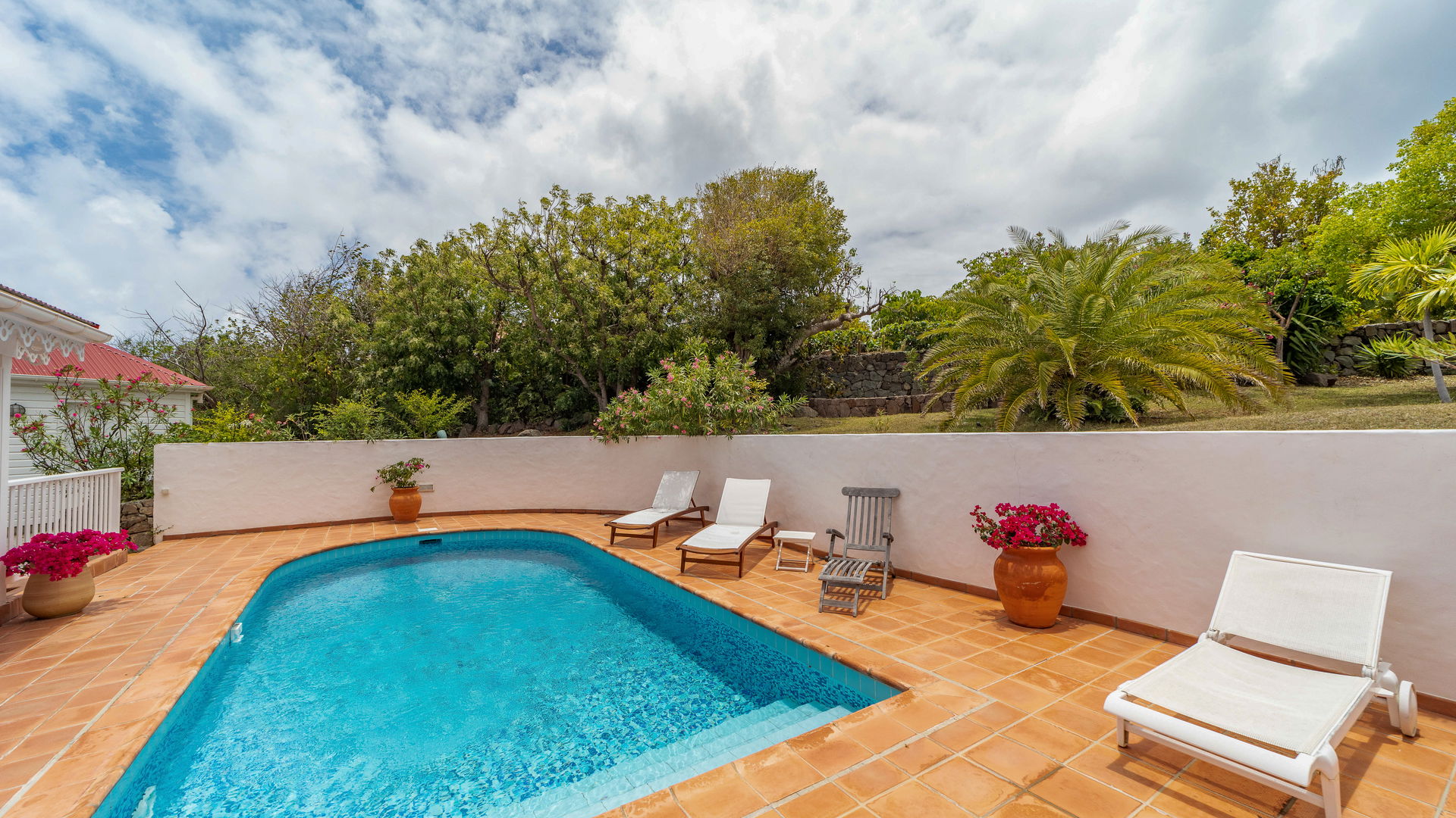 POOL & TERRACE