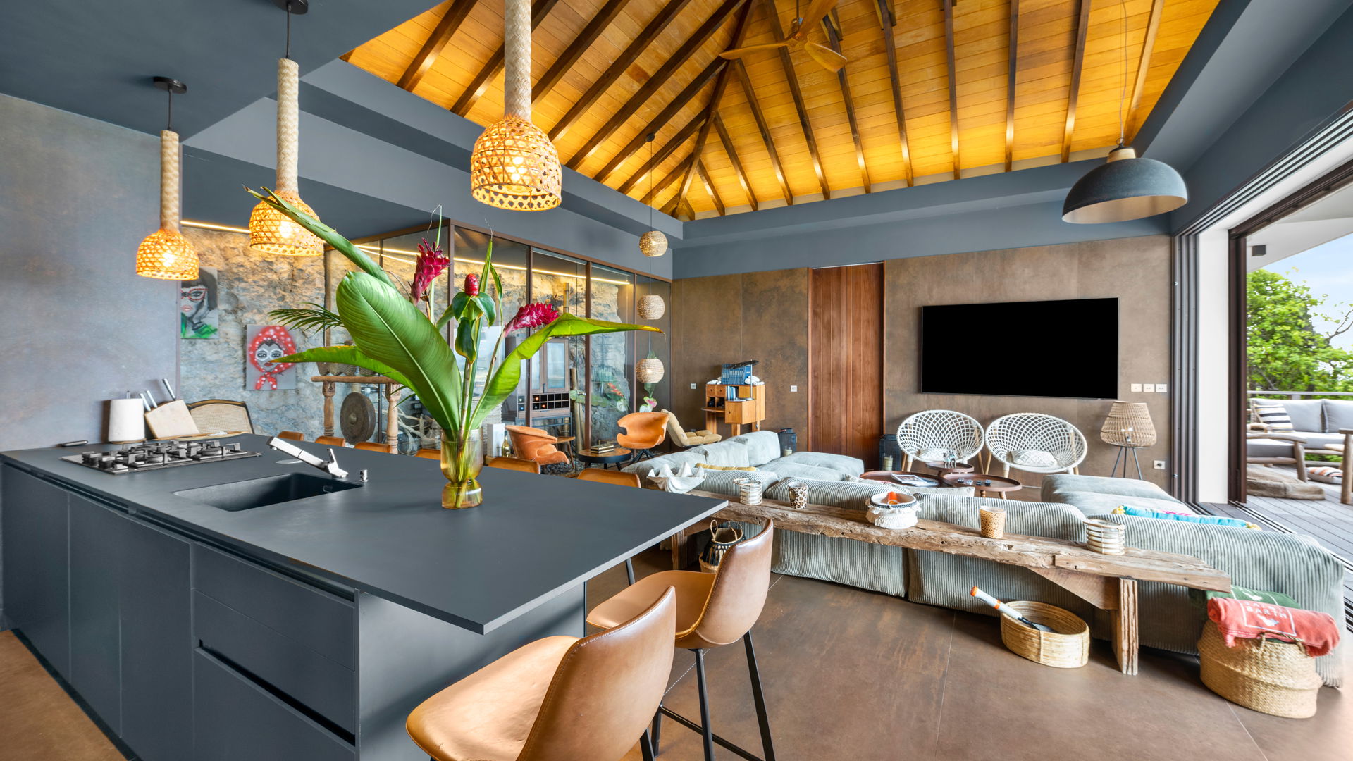KITCHEN & DINING AREA