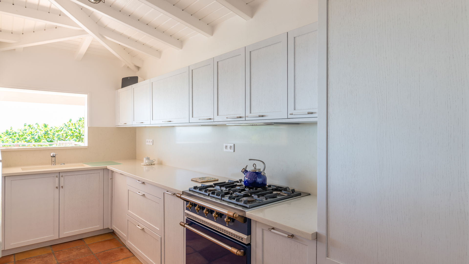 KITCHEN & DINING AREA