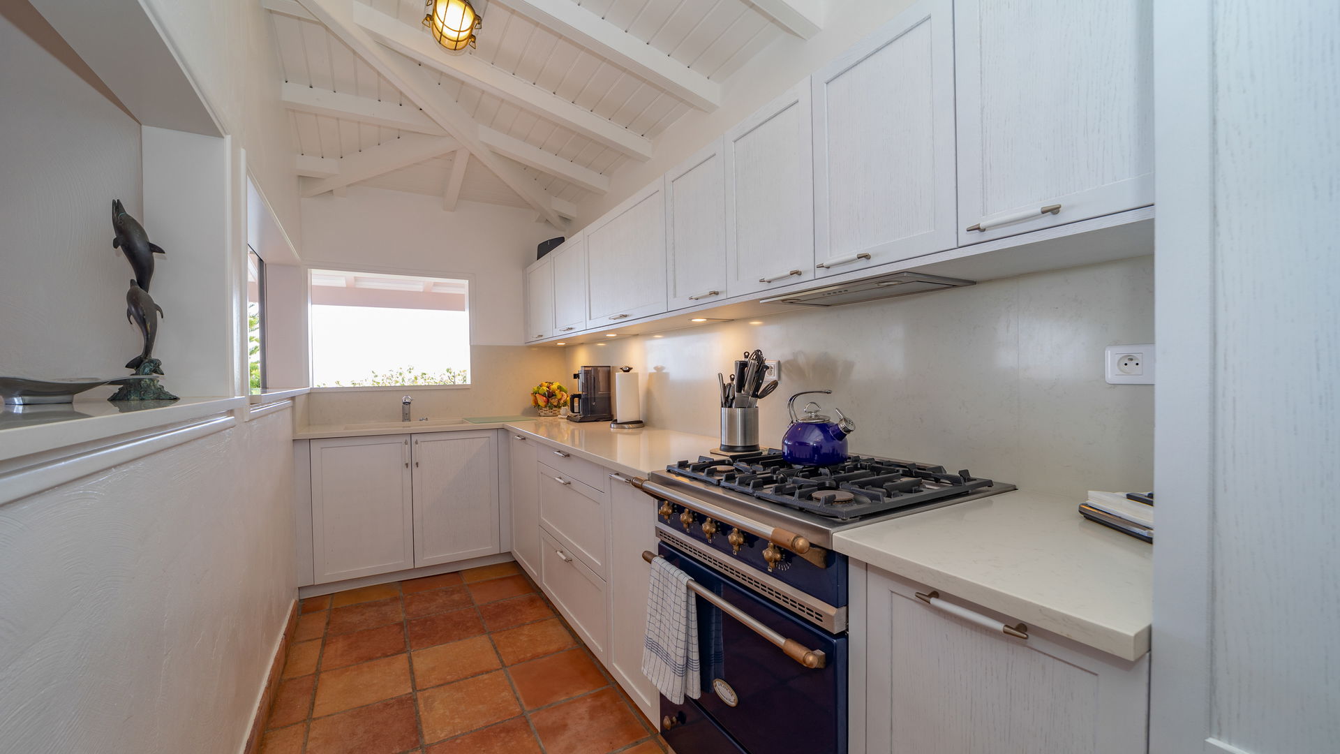 KITCHEN & DINING AREA