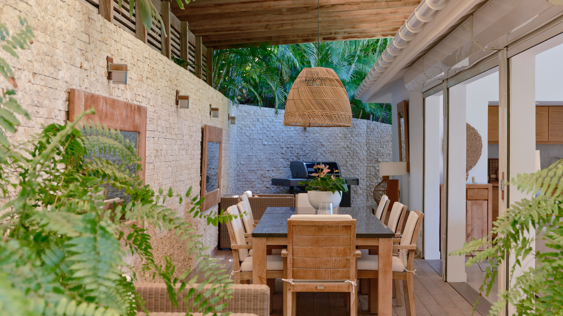 KITCHEN & DINING AREA