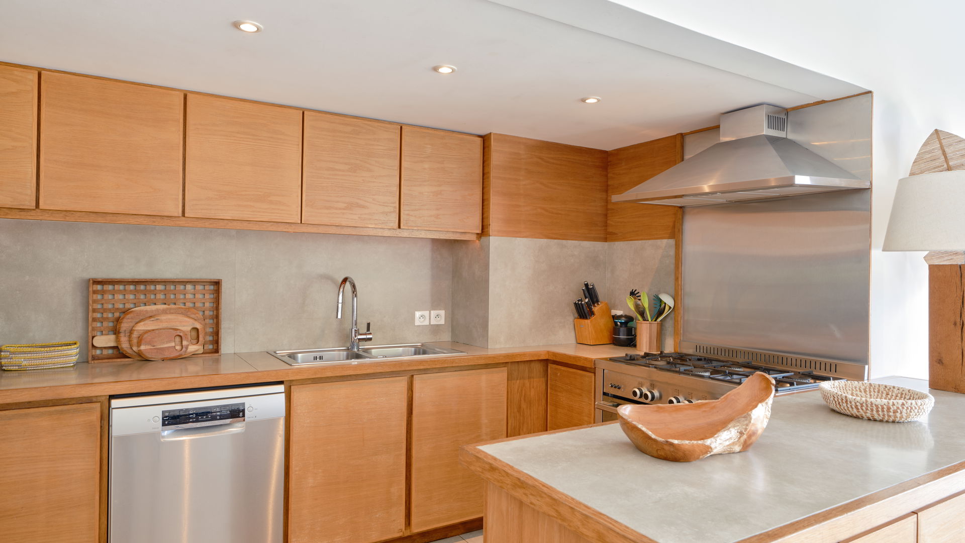 KITCHEN & DINING AREA