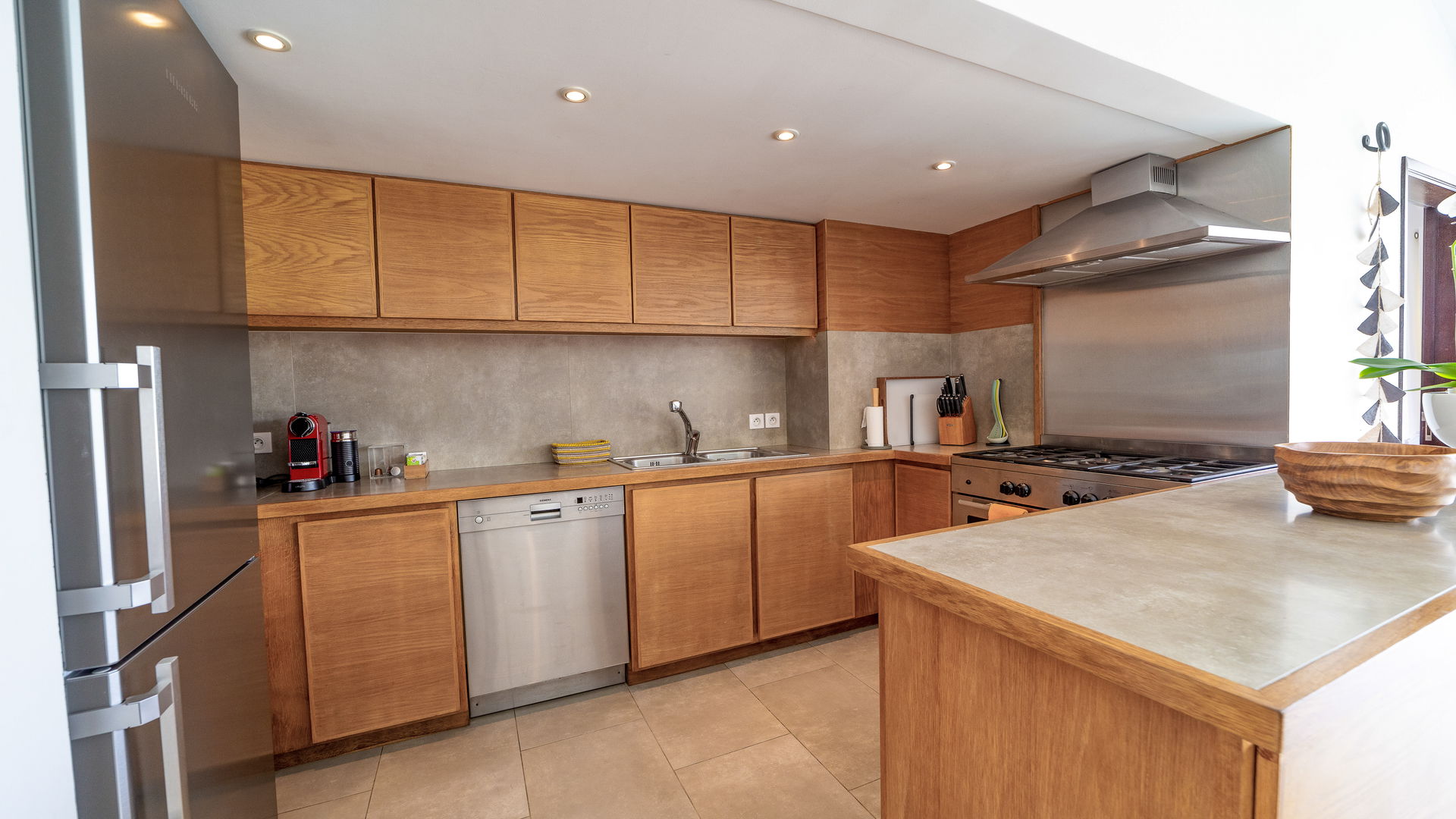 KITCHEN & DINING AREA