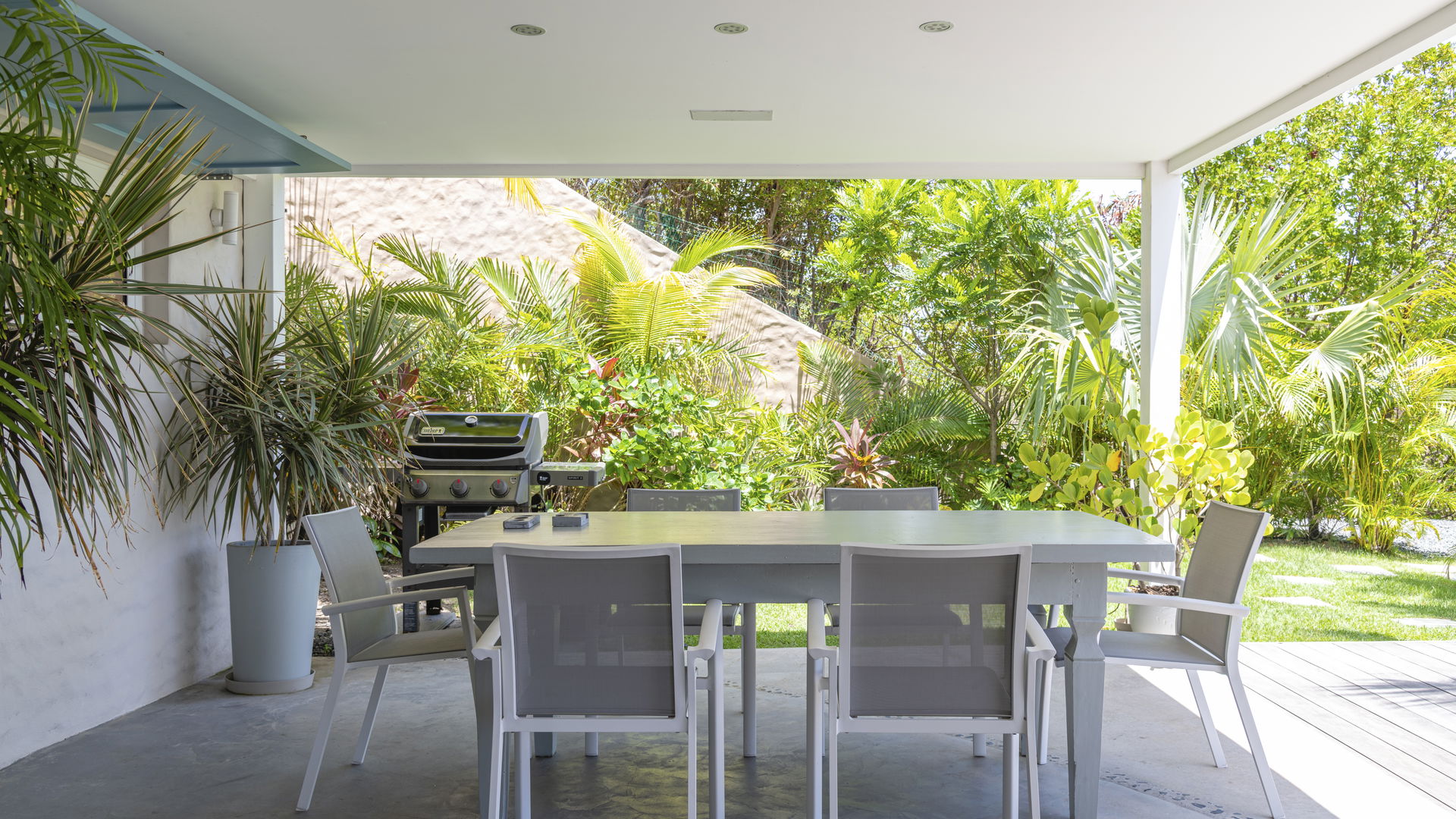 KITCHEN & DINING AREA