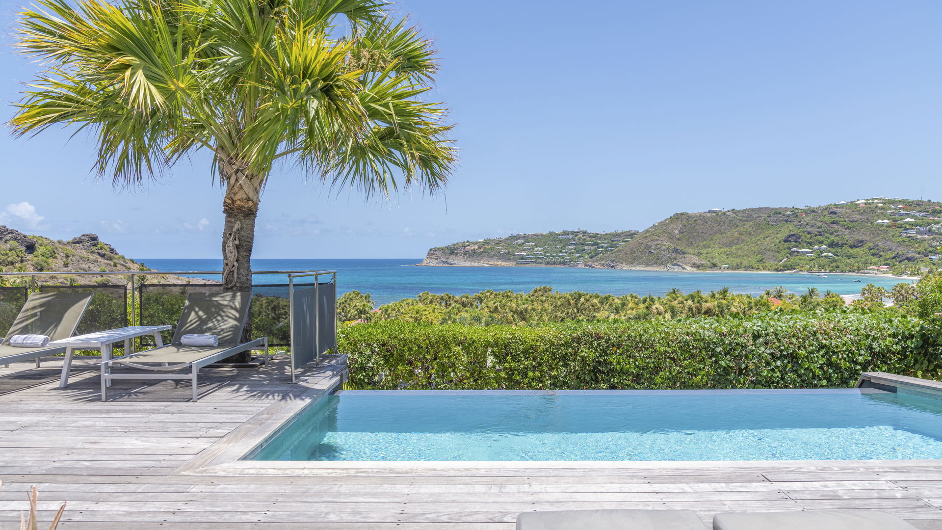 POOL & TERRACE