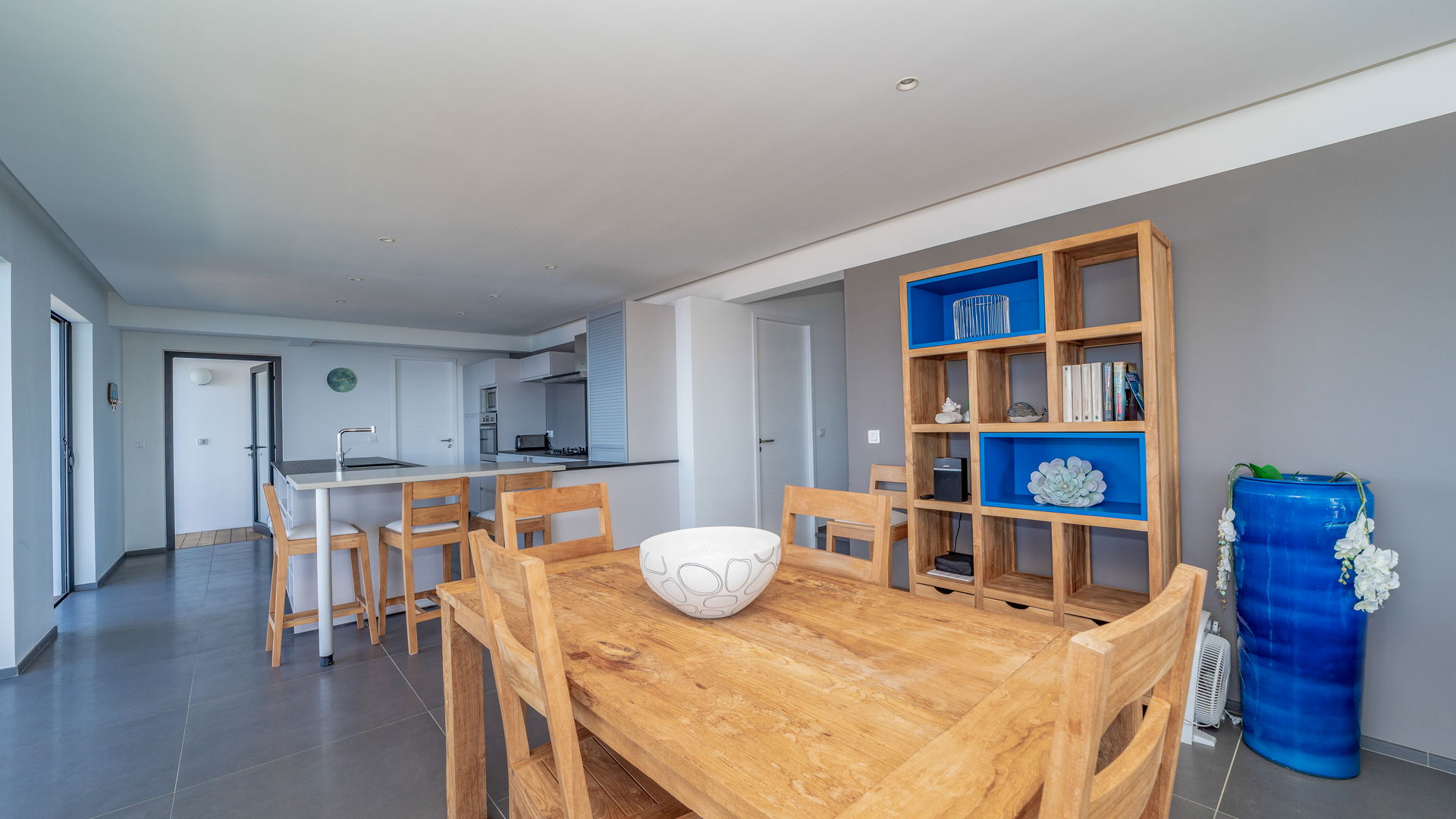 KITCHEN & DINING AREA