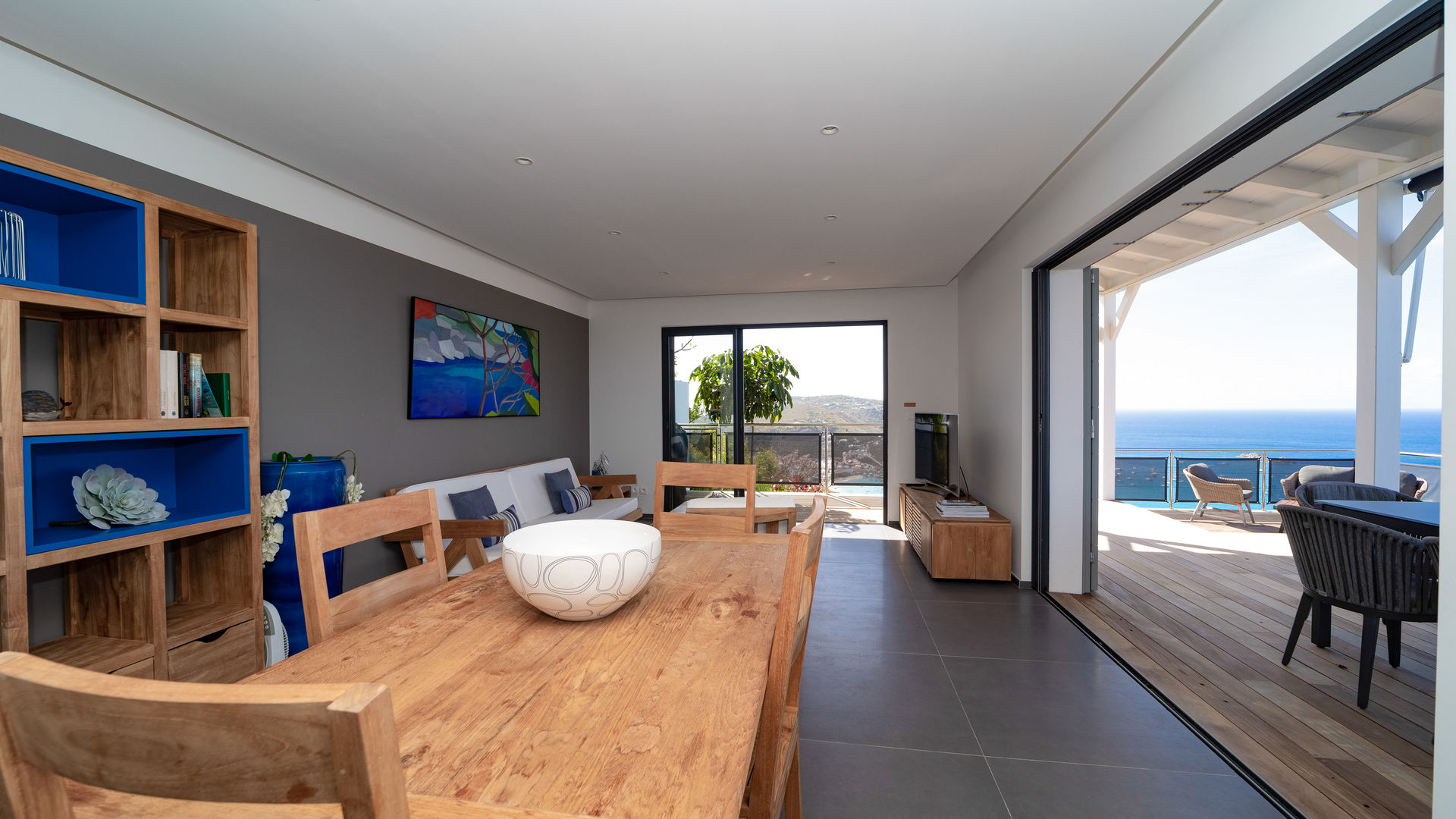 KITCHEN & DINING AREA