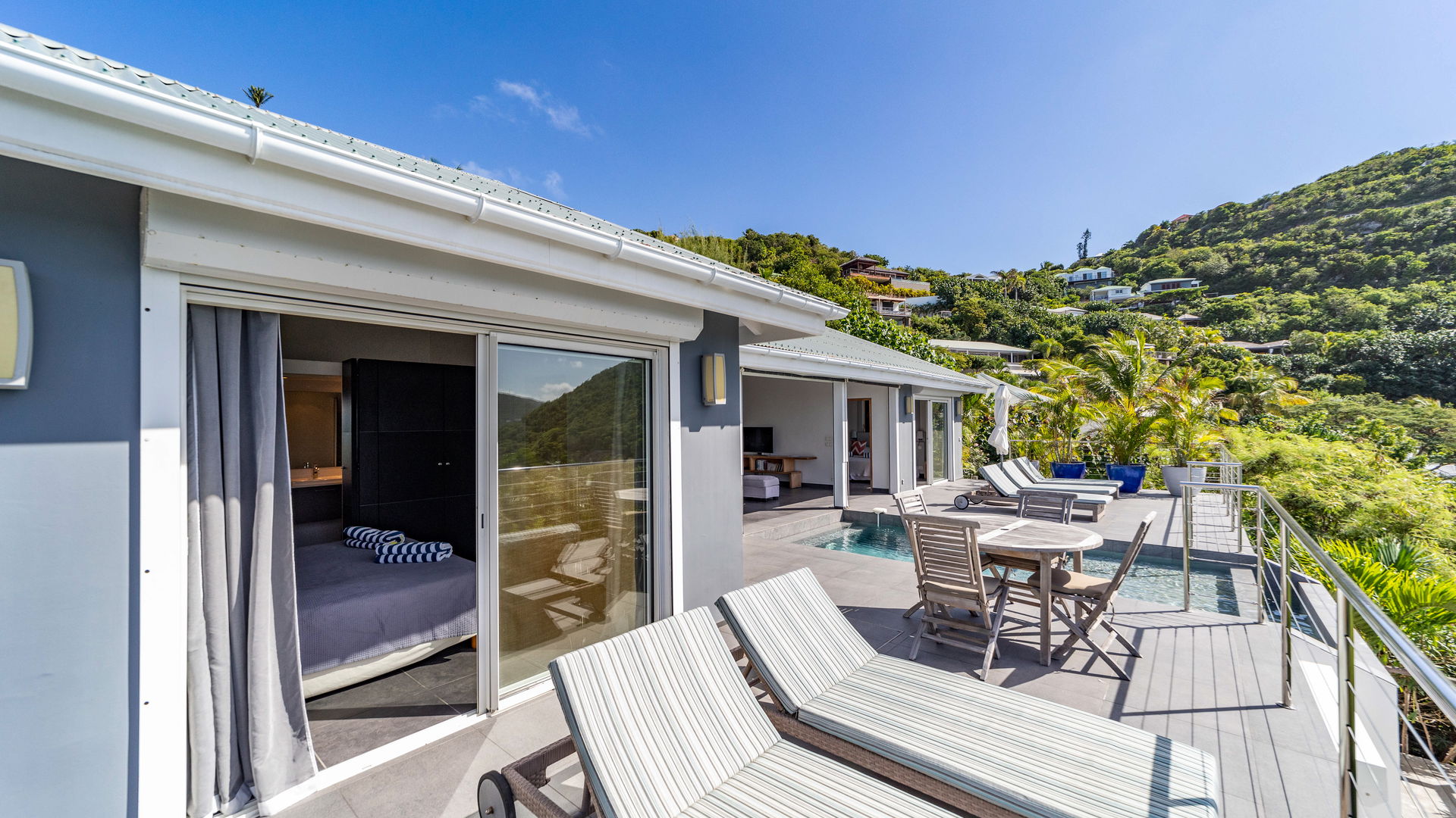 POOL & TERRACE