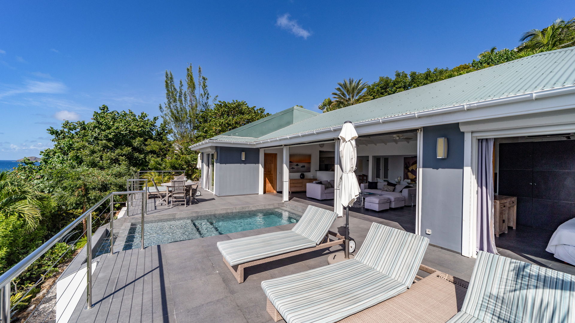 POOL & TERRACE