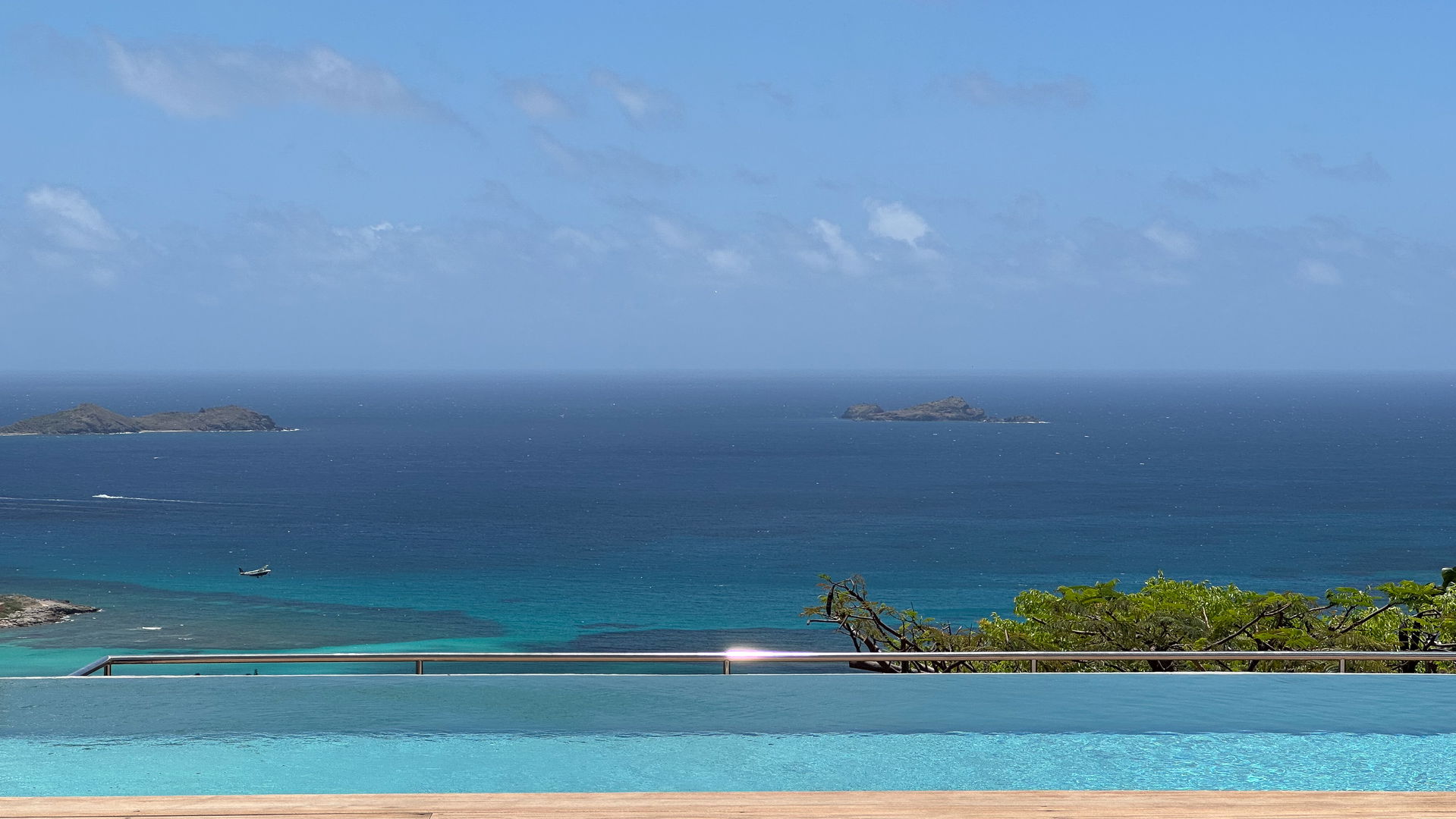 POOL & TERRACE