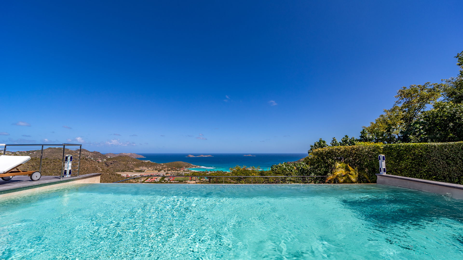 POOL & TERRACE