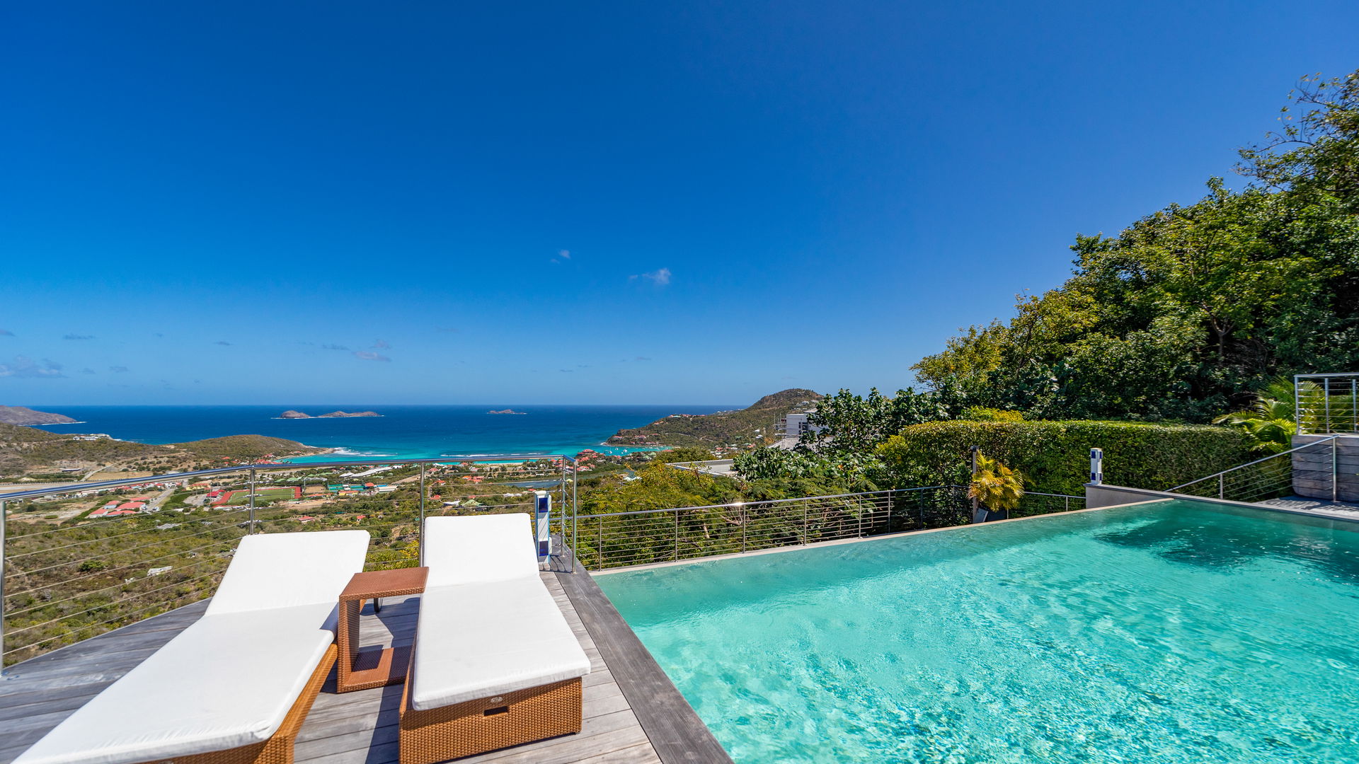 POOL & TERRACE