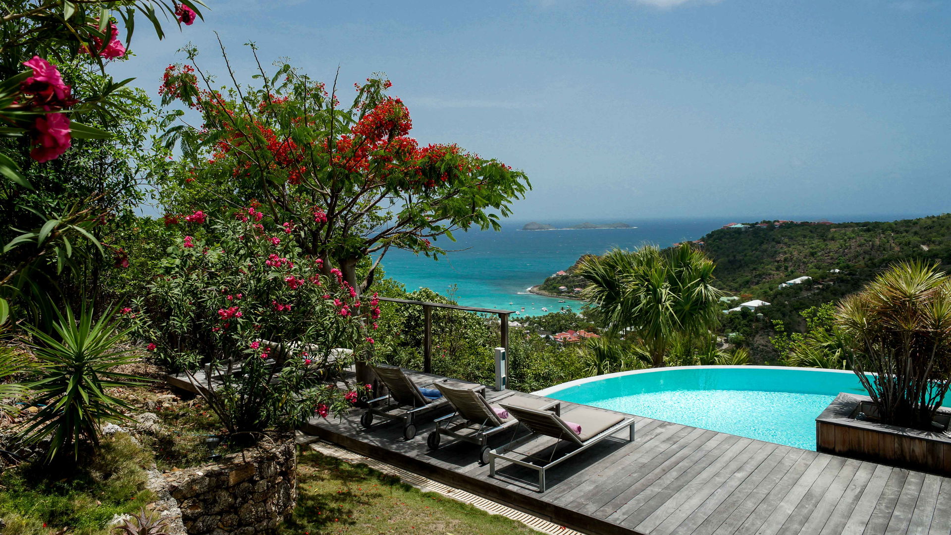POOL & TERRACE