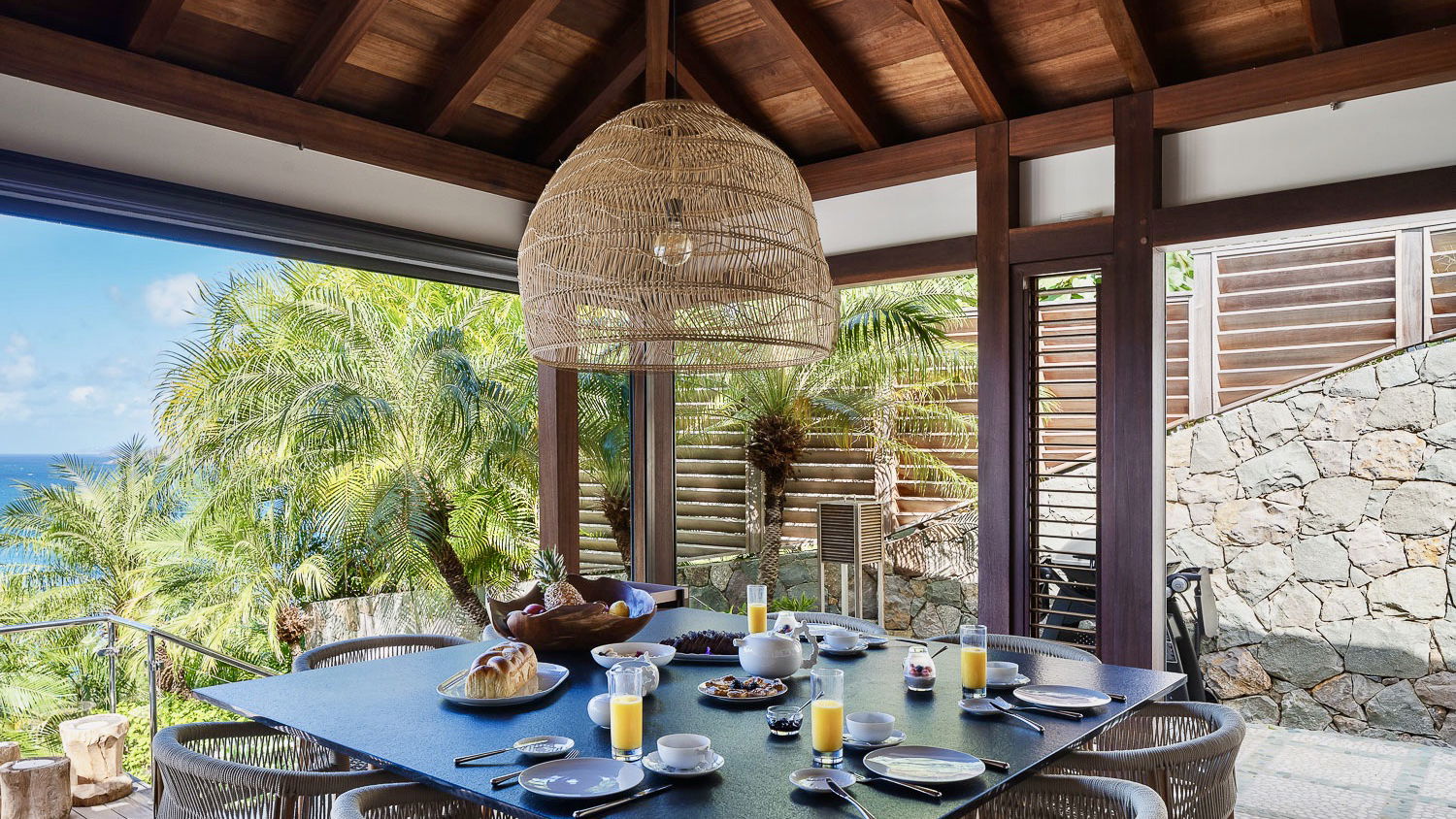 KITCHEN & DINING AREA