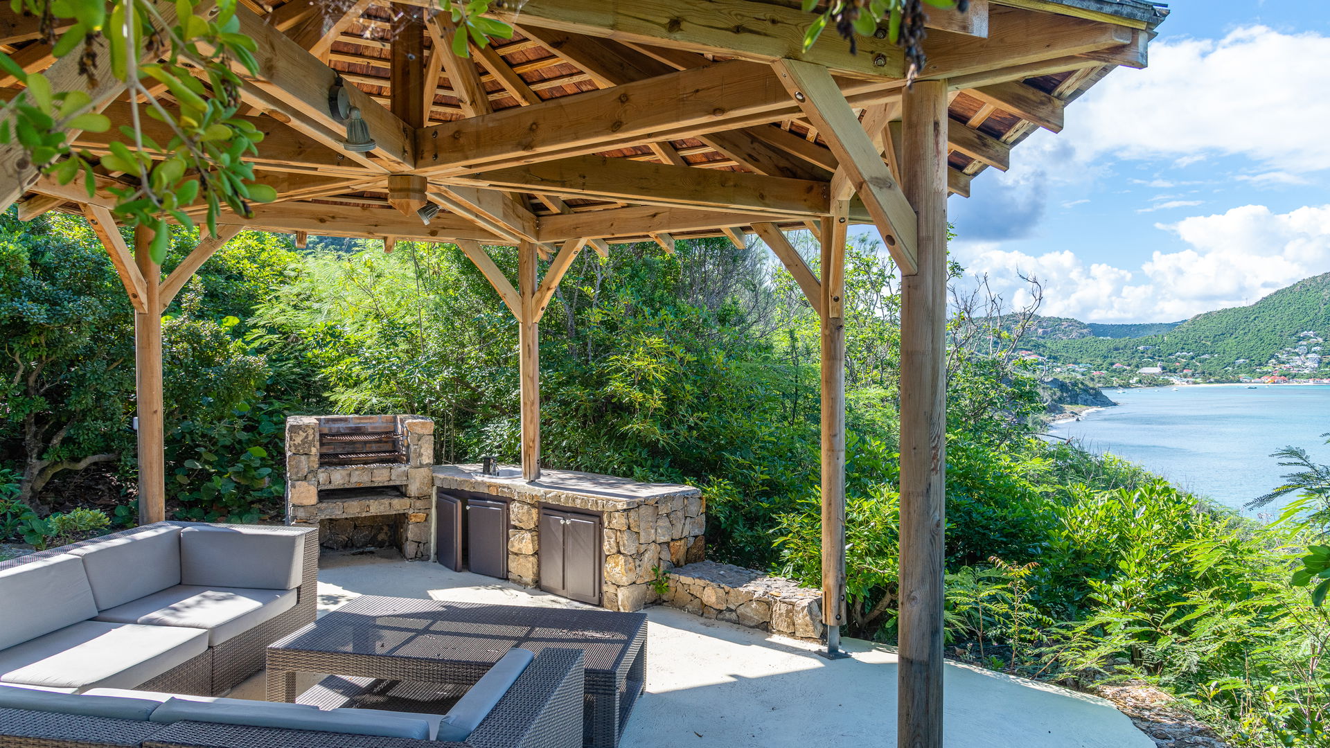 OUTDOOR LOUNGE AREA