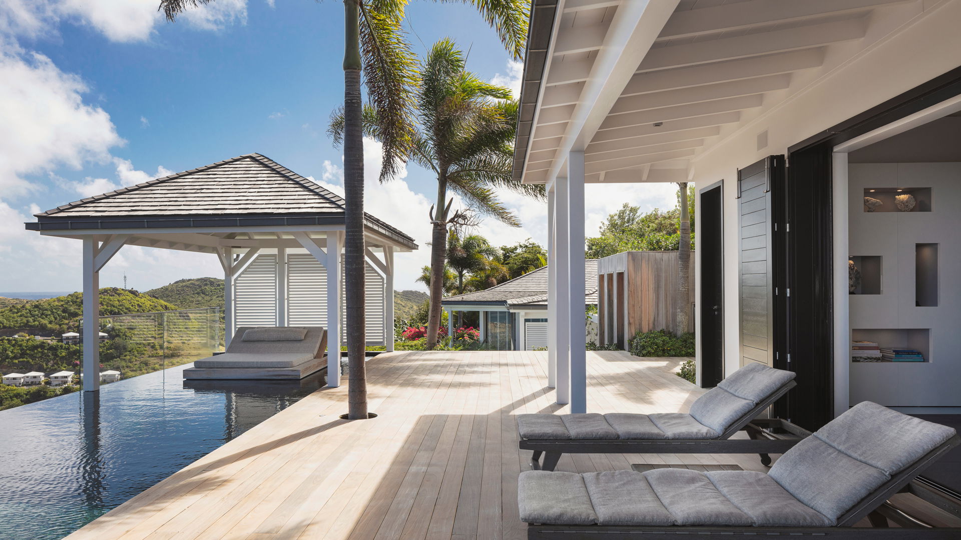 POOL & TERRACE