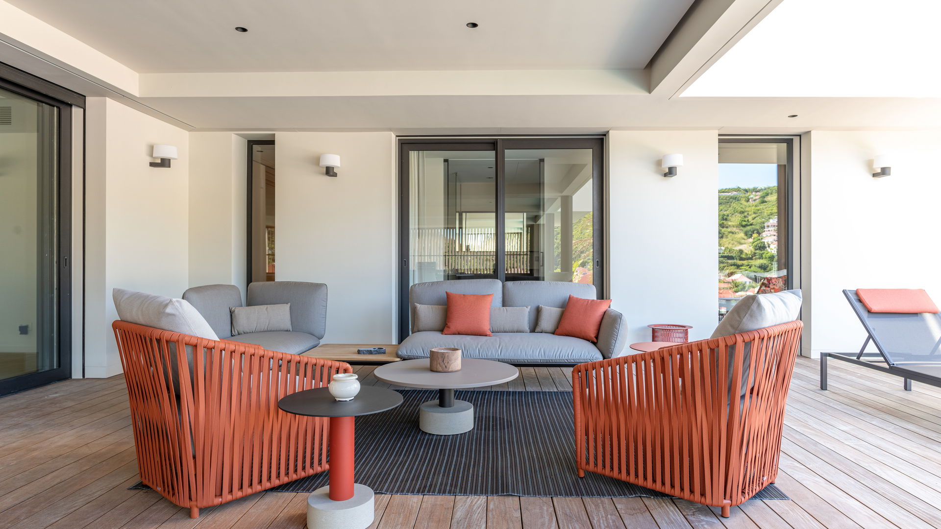 OUTDOOR LOUNGE AREA