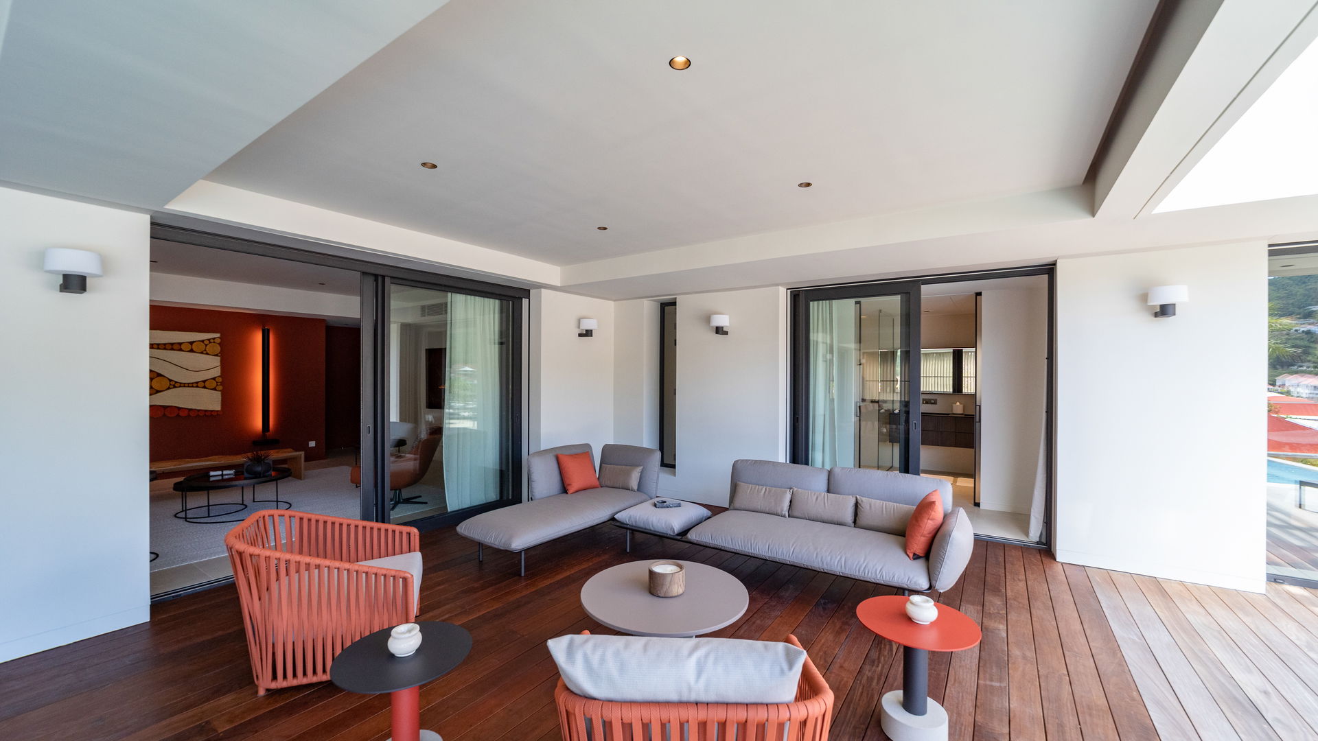 OUTDOOR LOUNGE AREA