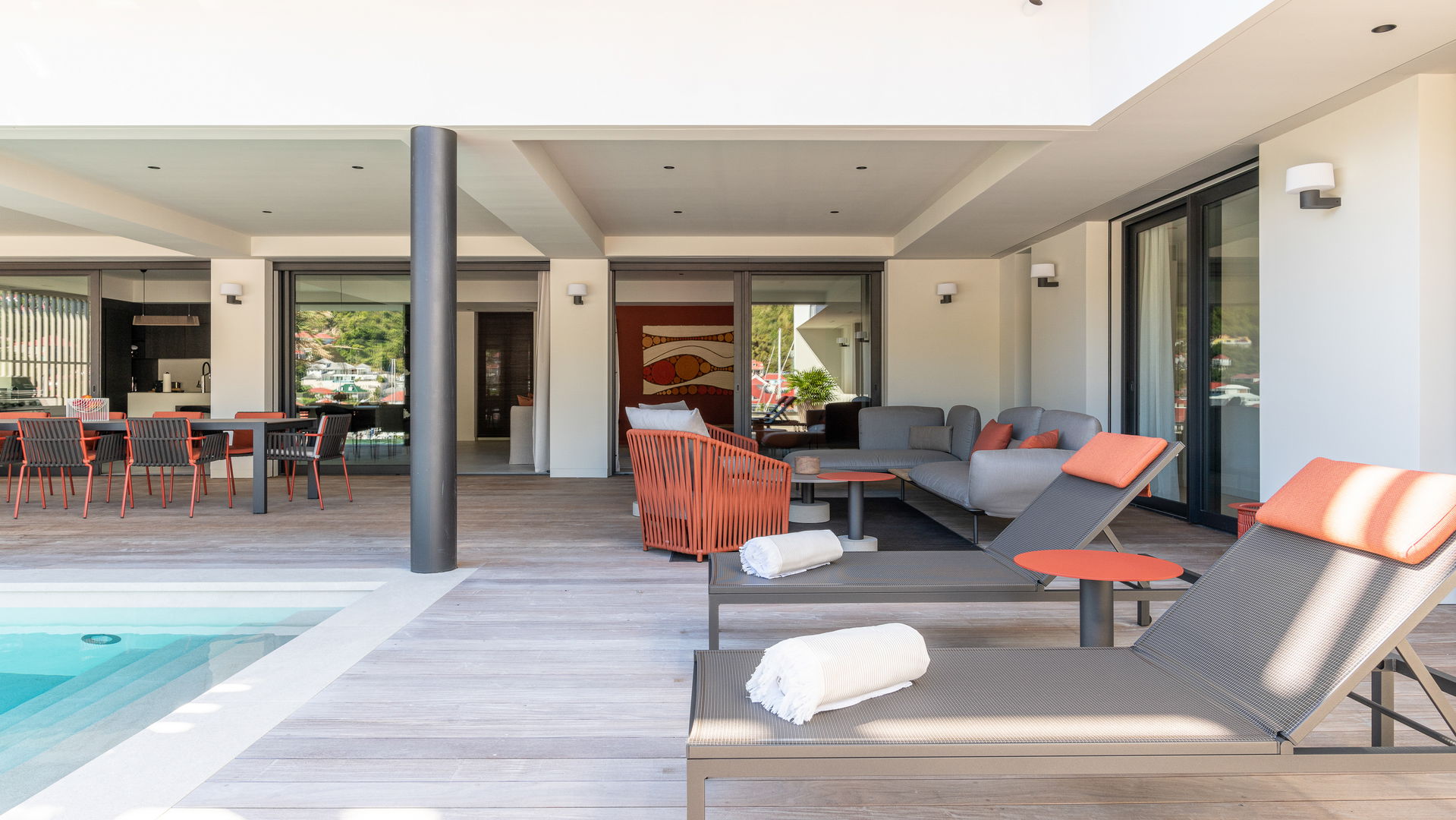OUTDOOR LOUNGE AREA