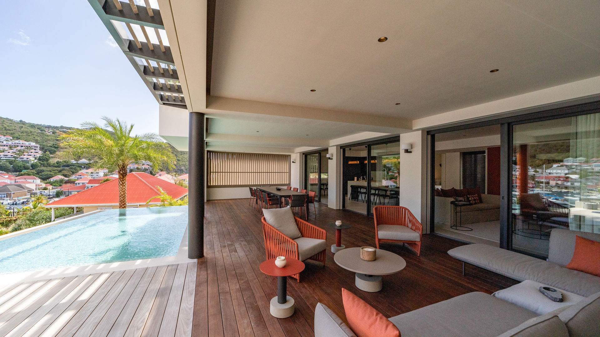 OUTDOOR LOUNGE AREA