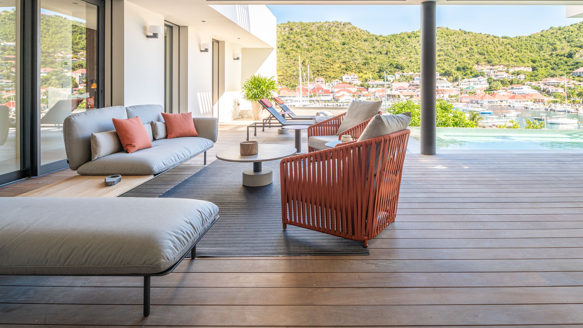 OUTDOOR LOUNGE AREA