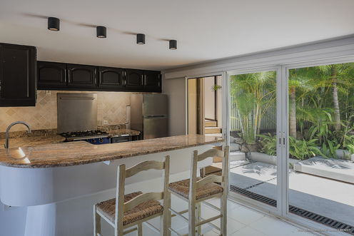 VILLA BONBONNIERE KITCHEN & DINING AREA 2