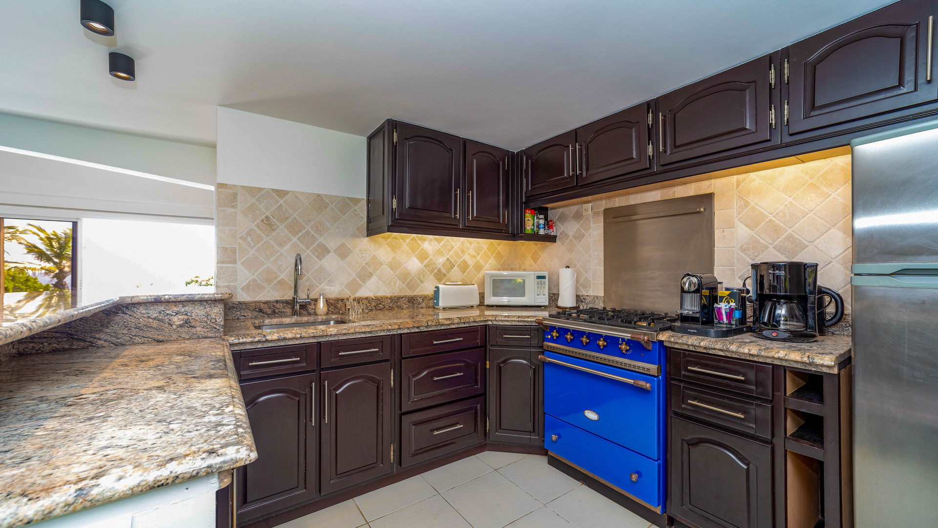 KITCHEN & DINING AREA