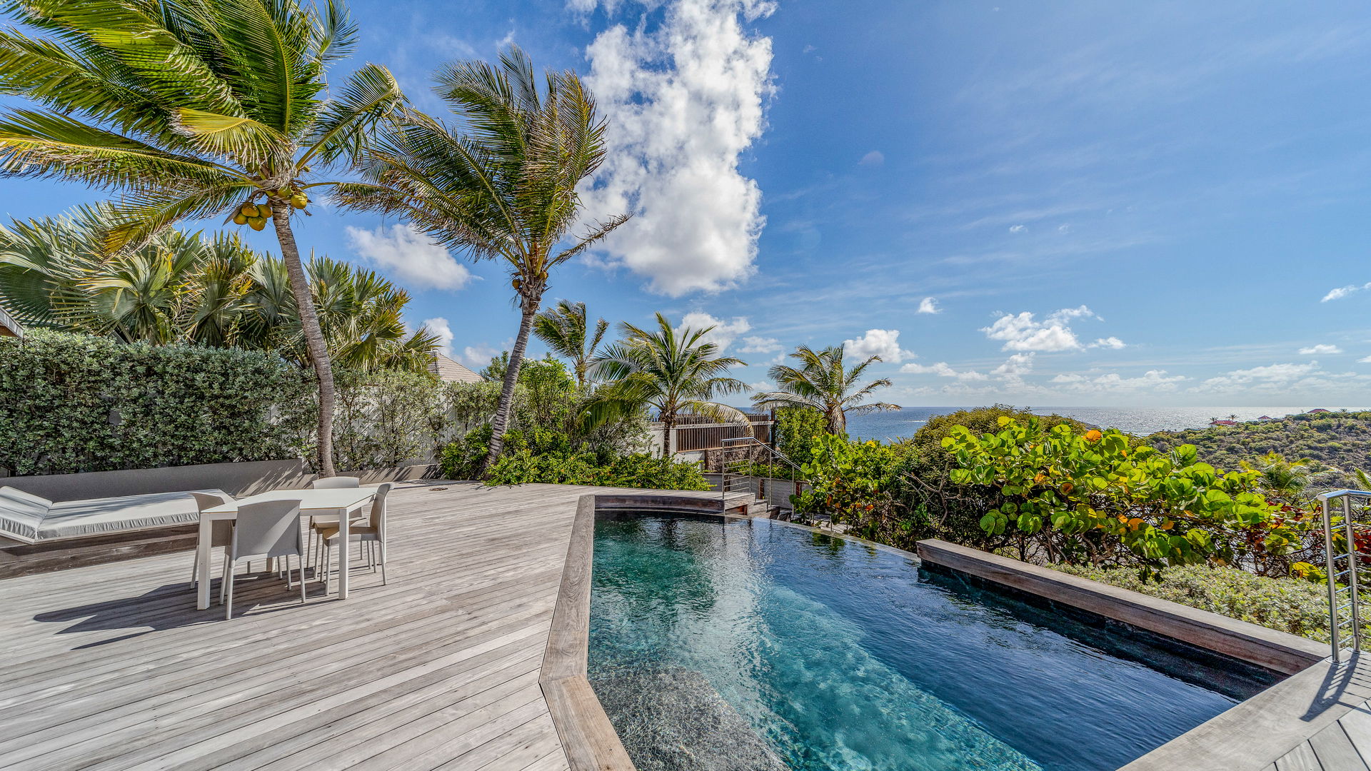 POOL & TERRACE