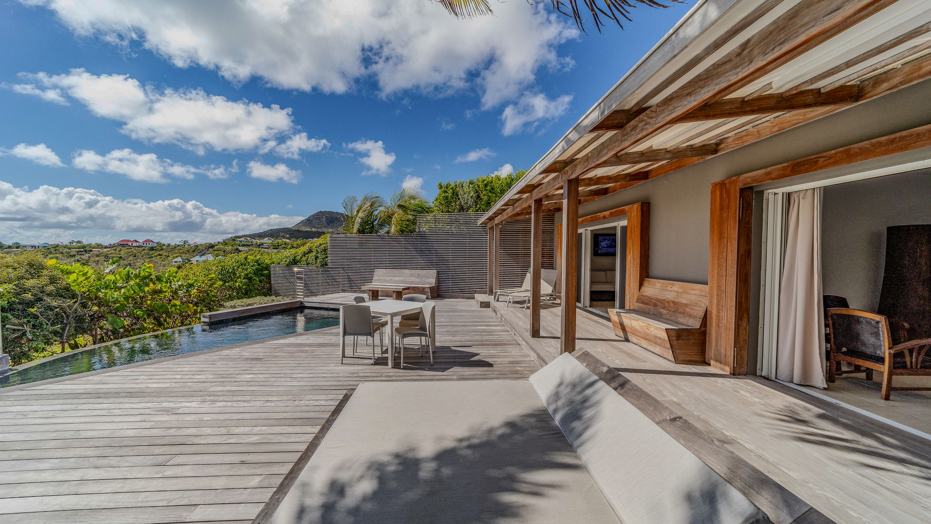POOL & TERRACE
