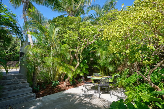 VILLA LA BONBONNIERE KITCHEN & DINING AREA 7