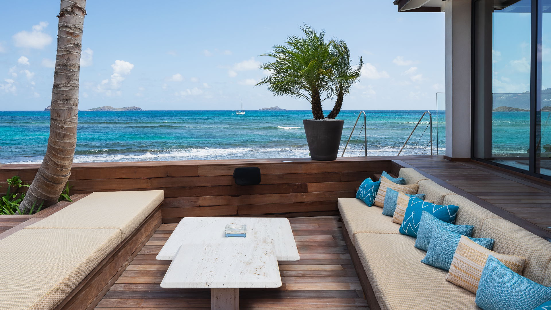 OUTDOOR LOUNGE AREA