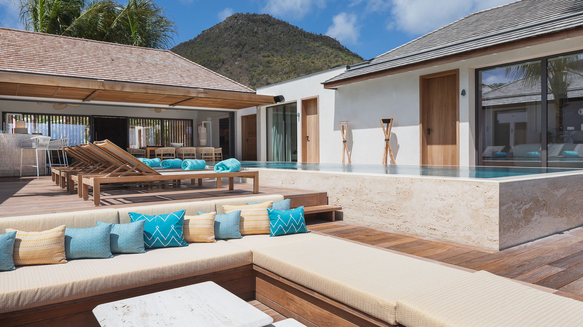 OUTDOOR LOUNGE AREA