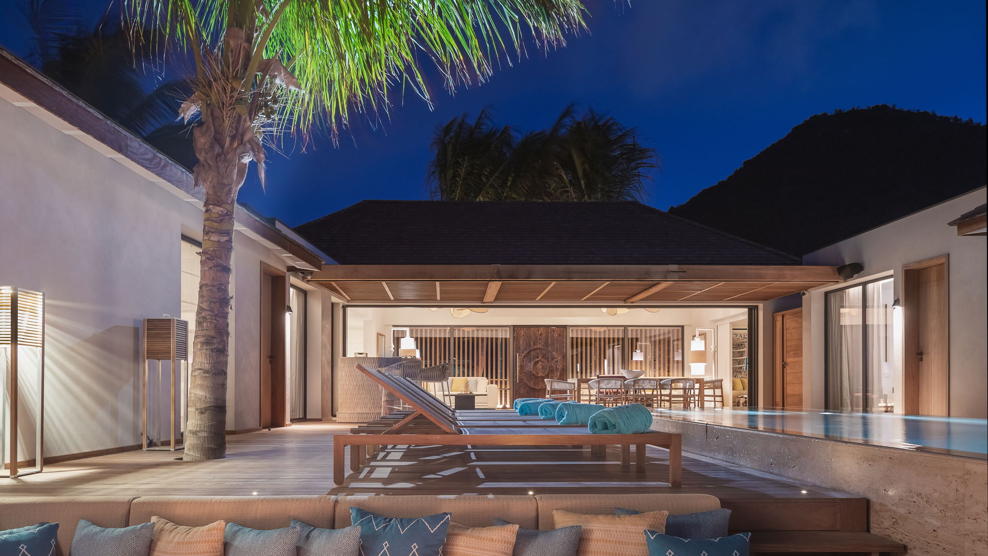 OUTDOOR LOUNGE AREA