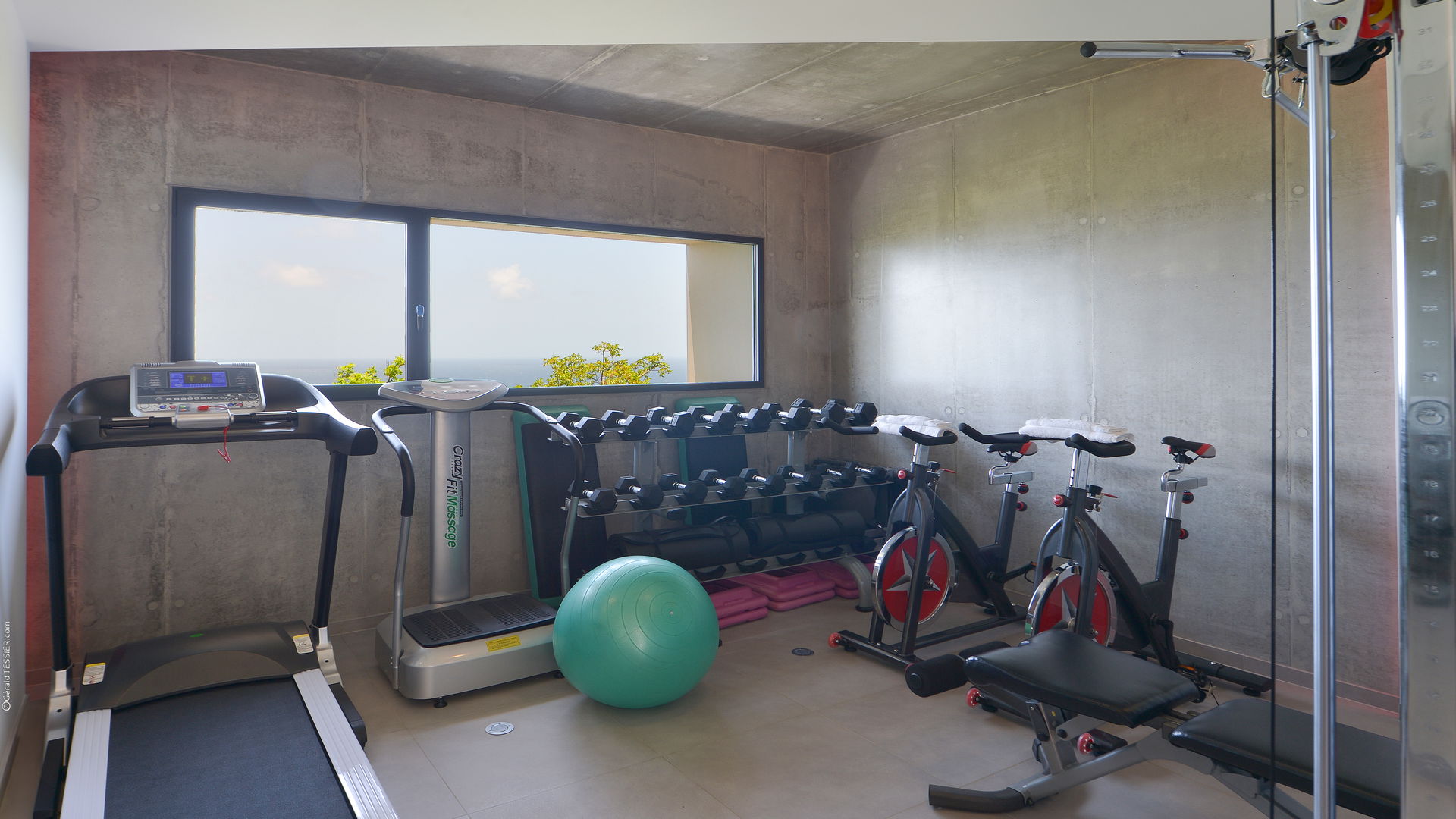 FITNESS & MASSAGE AREAS