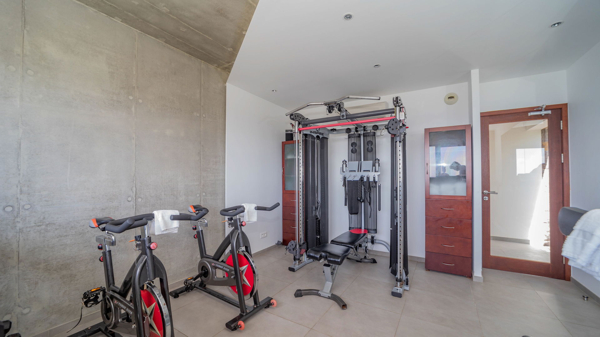 FITNESS & MASSAGE AREAS