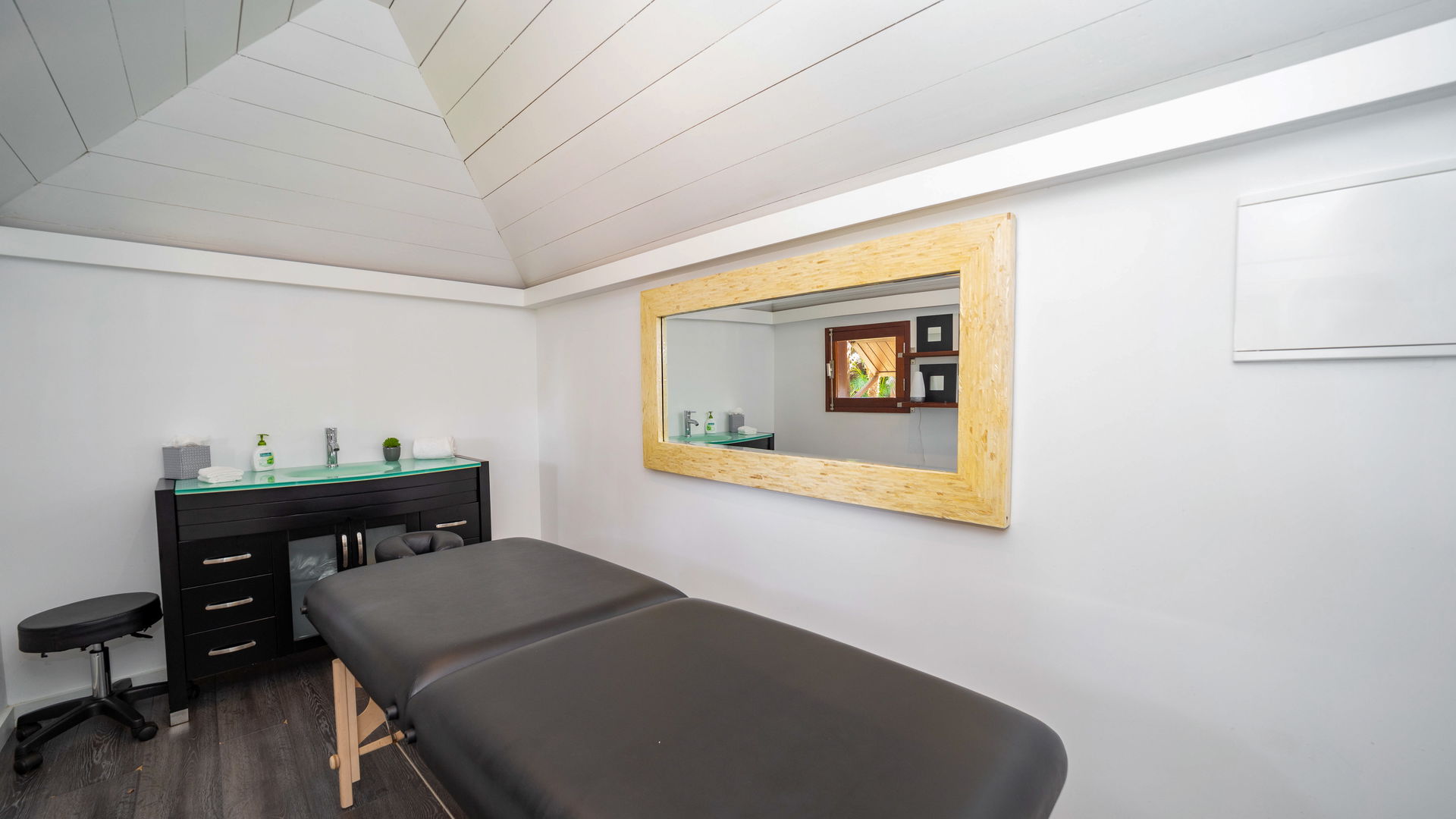 FITNESS & MASSAGE AREAS