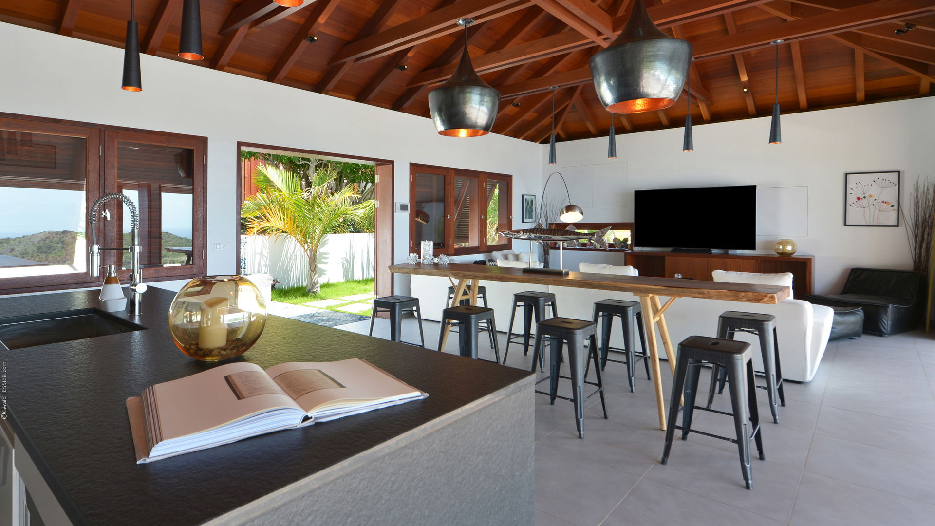 KITCHEN & DINING AREA