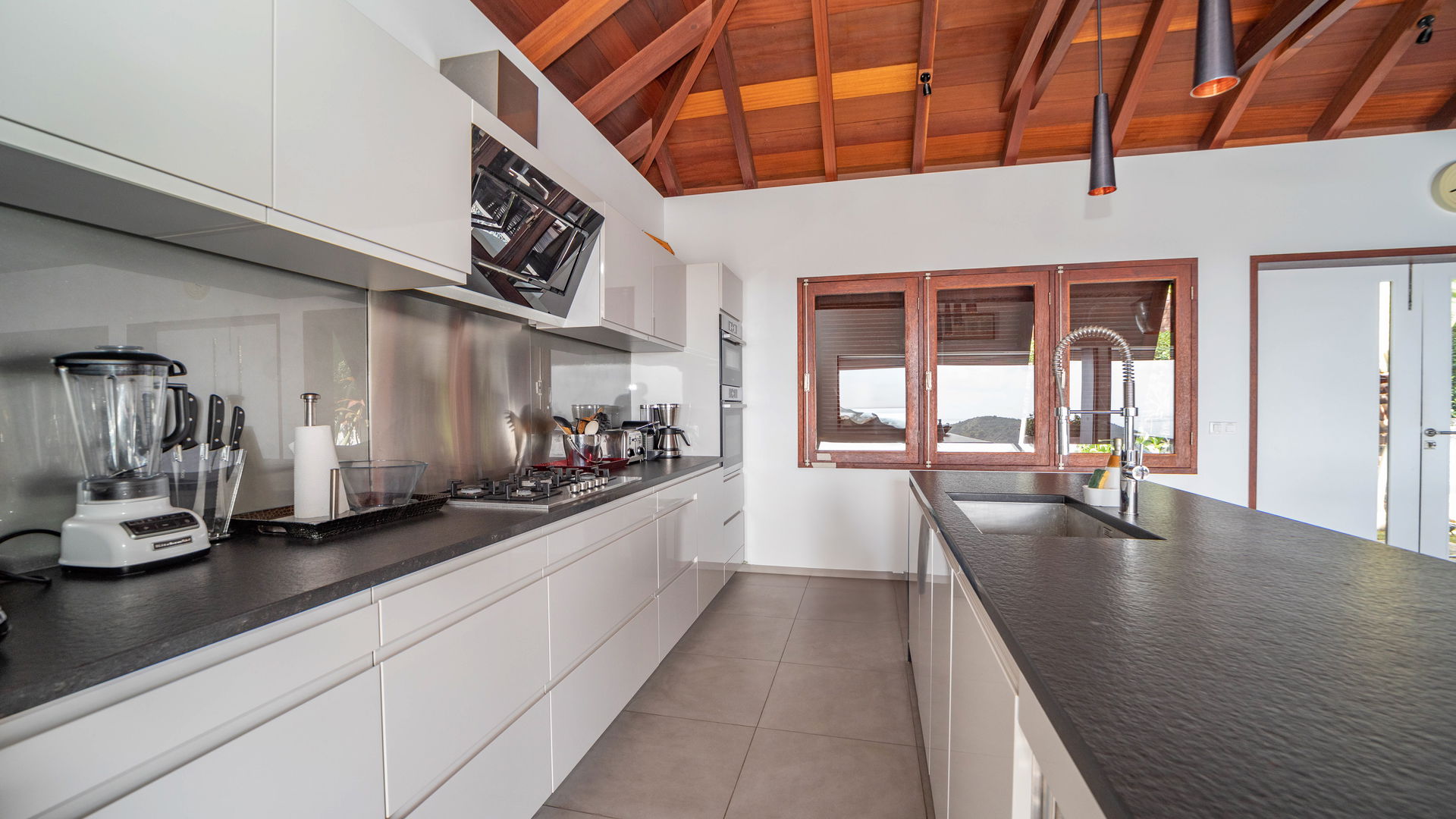 KITCHEN & DINING AREA