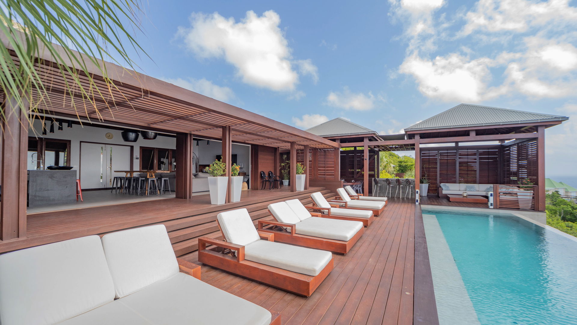POOL & TERRACE