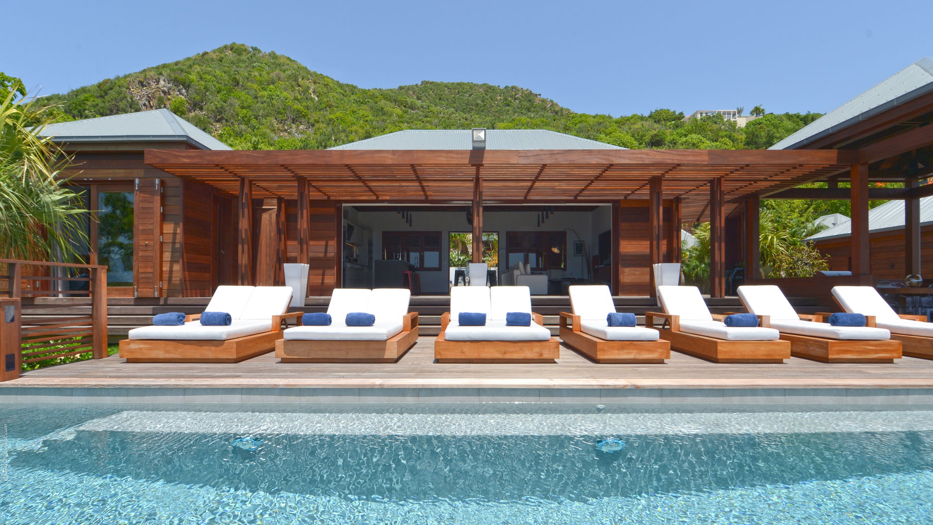 POOL & TERRACE