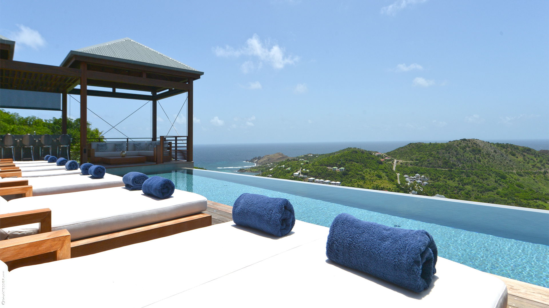 POOL & TERRACE
