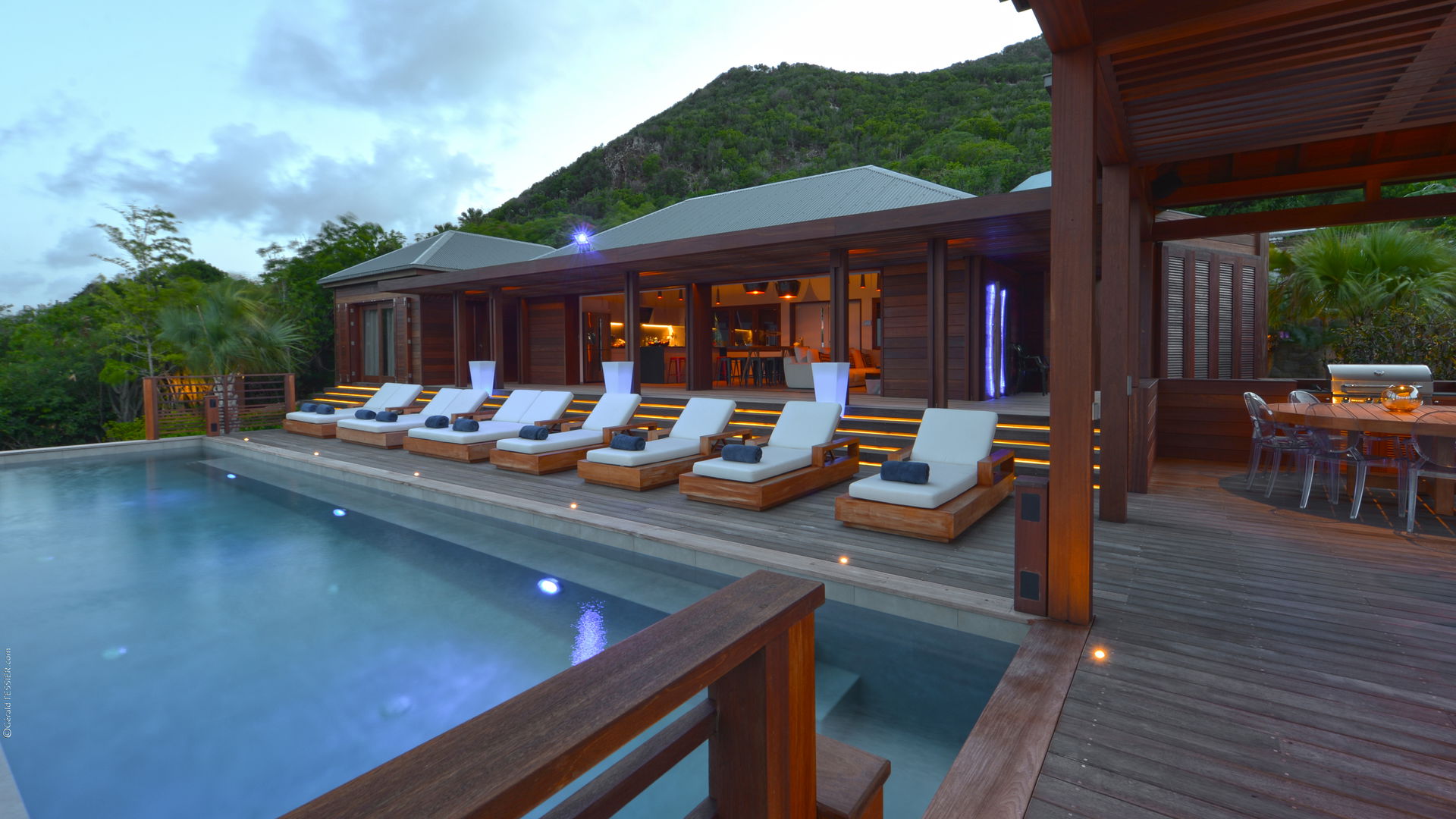 POOL & TERRACE
