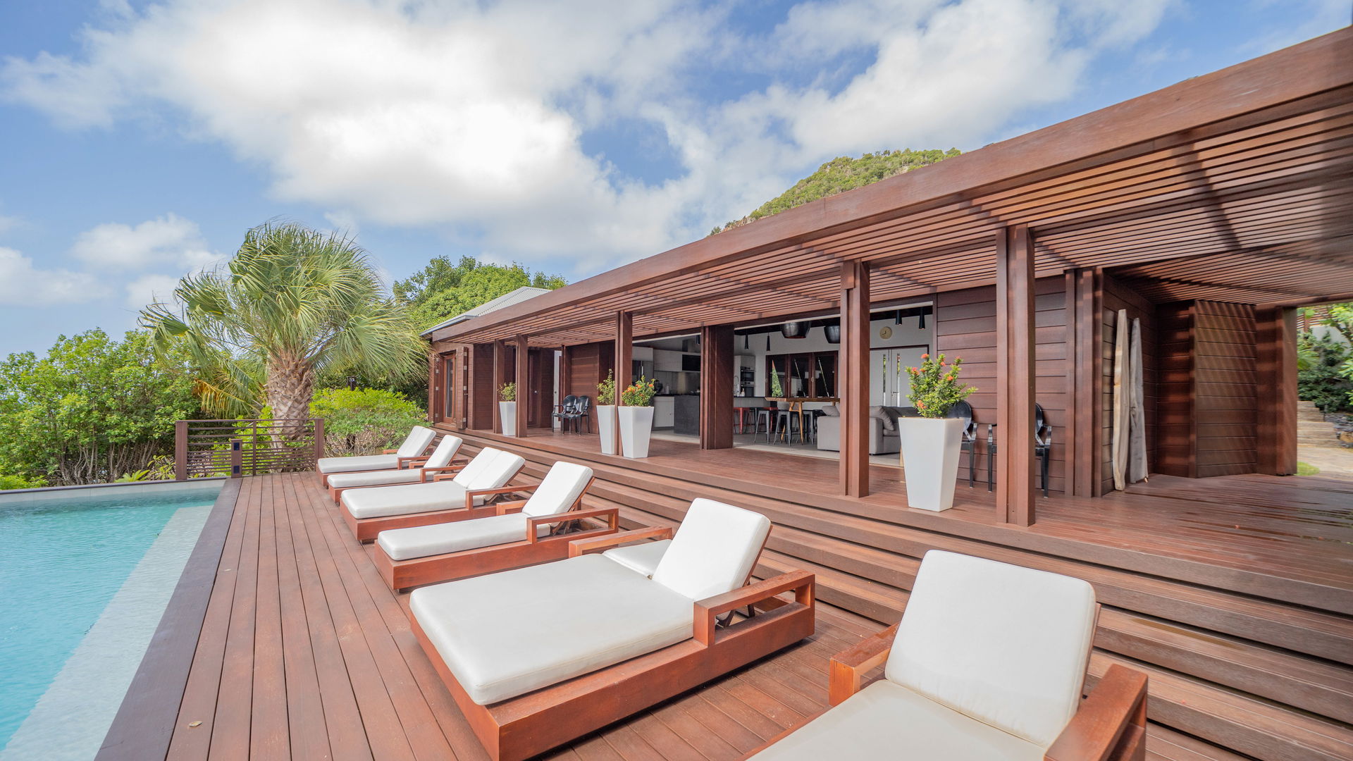 POOL & TERRACE